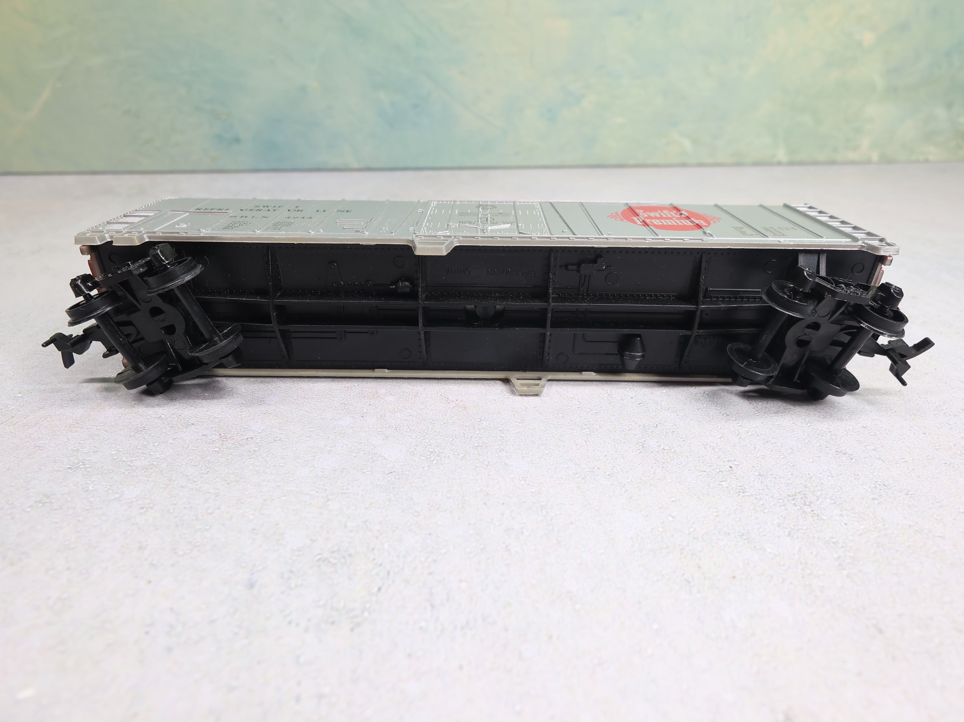 USED Bachmann HO Scale 50' Box Car Swift Refrigerator Line SRLX #4244