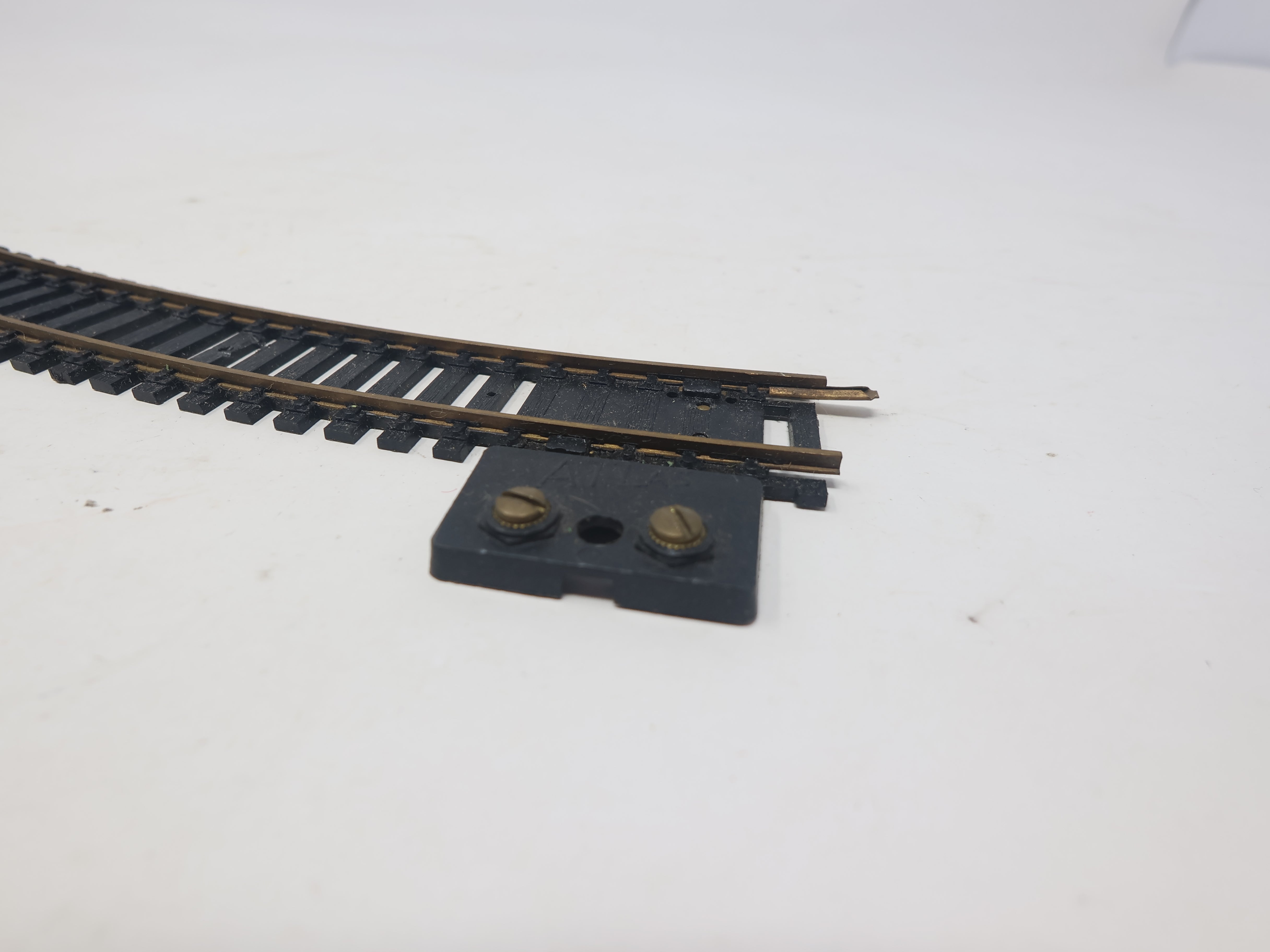 USED Atlas HO Scale, Terminal Track Brass Code 100 Track 18" Radius Curve