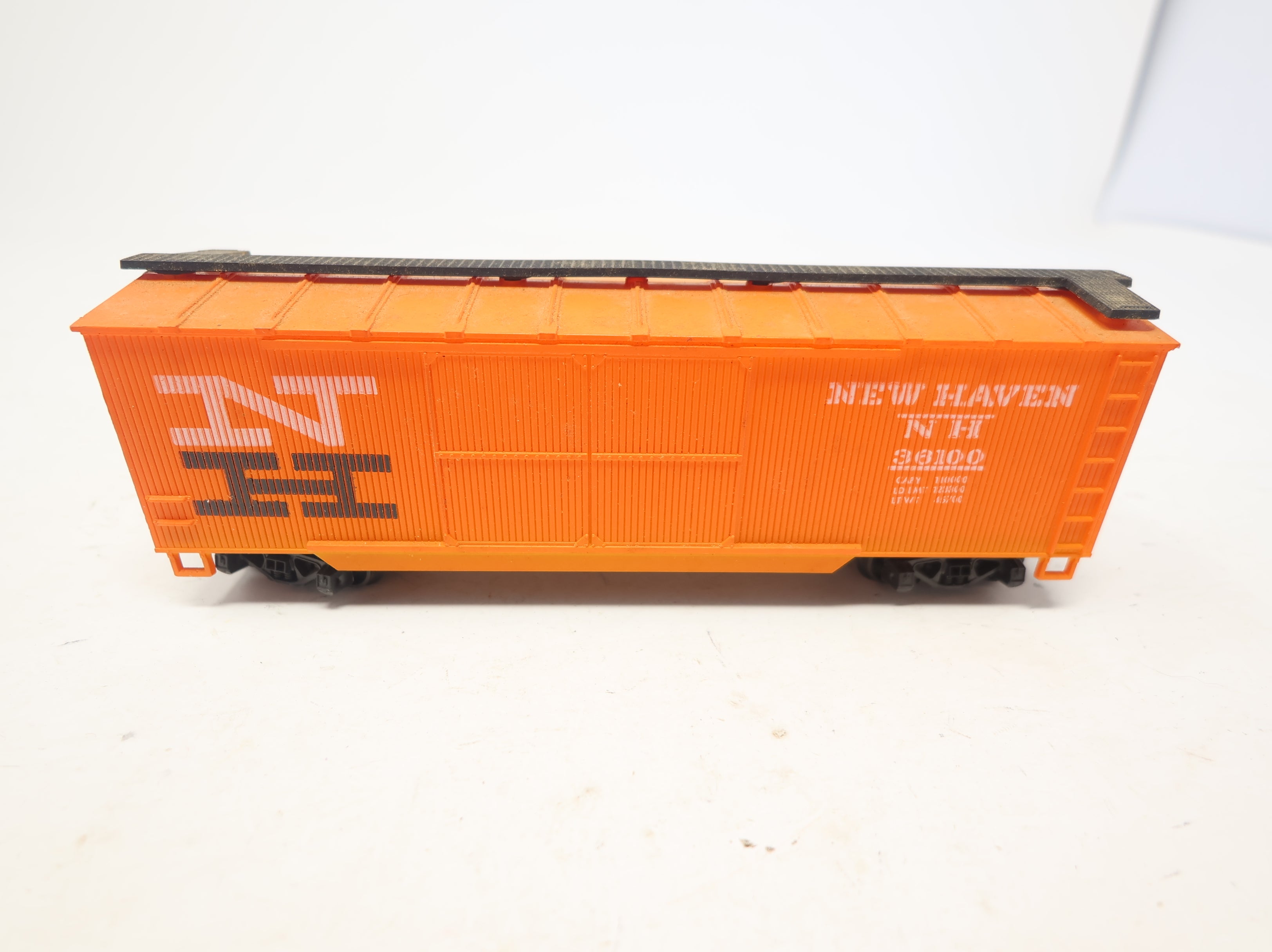 USED AHM HO Scale 40' Wooden Box Car New Haven NH #36100