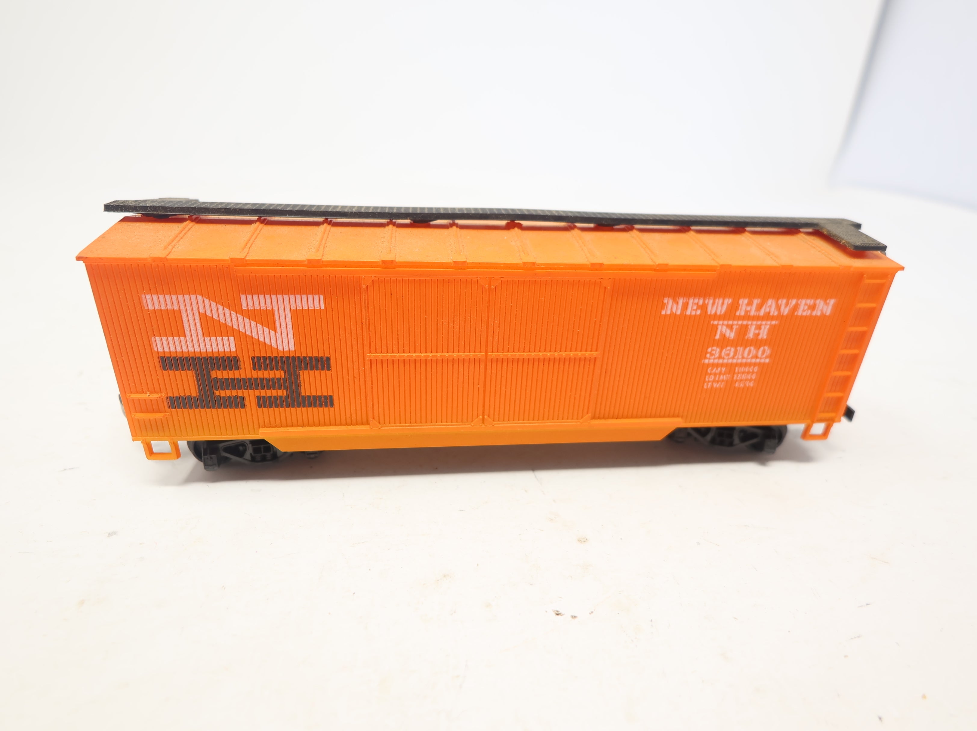 USED AHM HO Scale 40' Wooden Box Car New Haven NH #36100