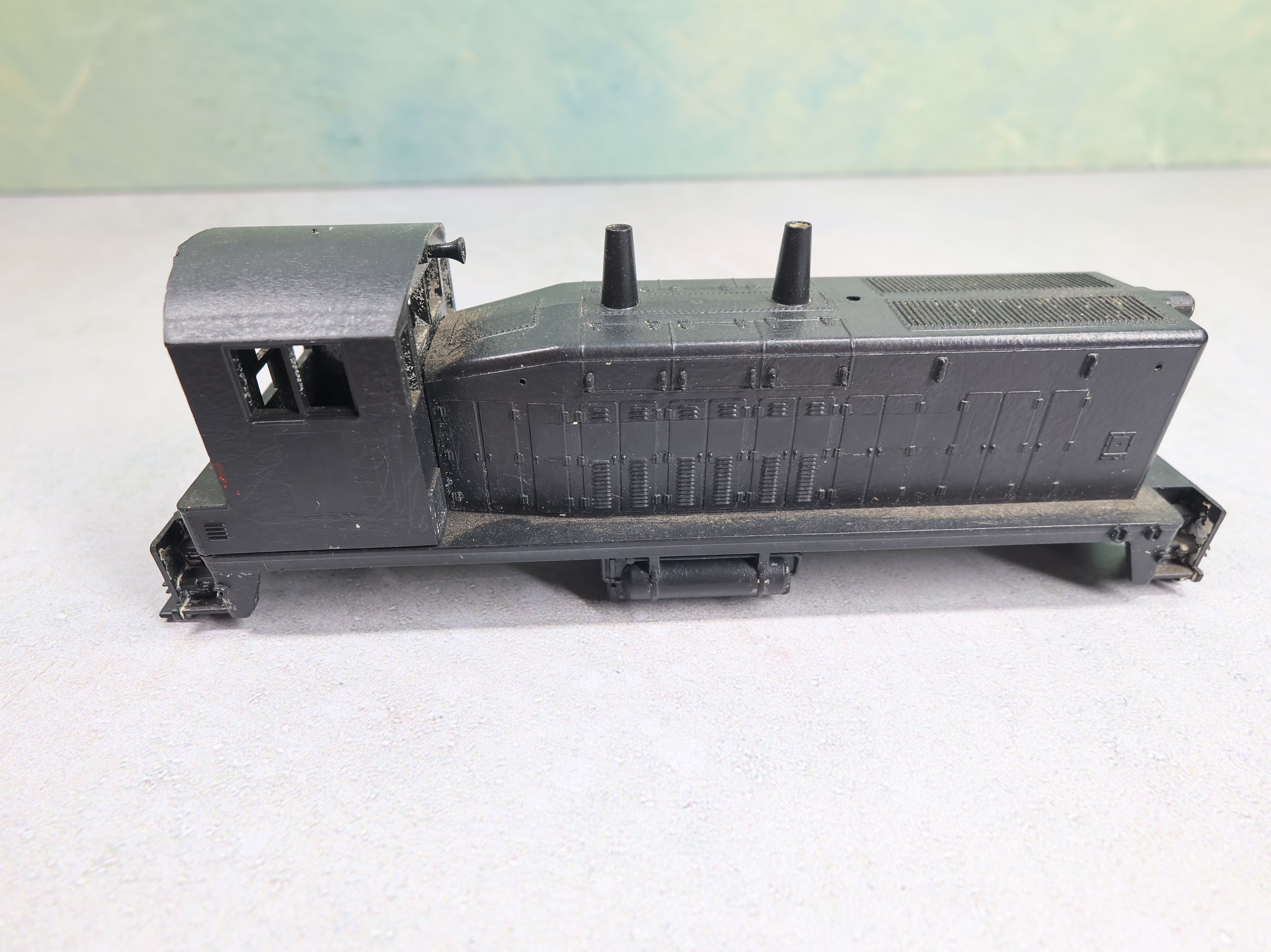 USED Athearn HO Scale SW1500 Diesel Locomotive Black Undecorated Shell Only