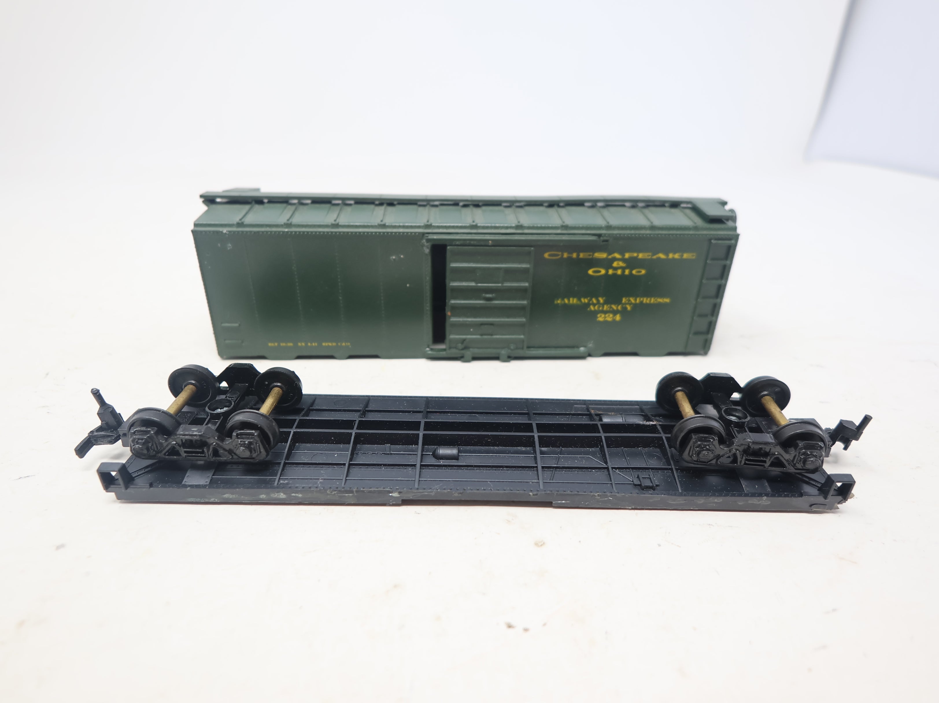 USED HO Scale 40' Box Car Chesapeake and Ohio #224 REA