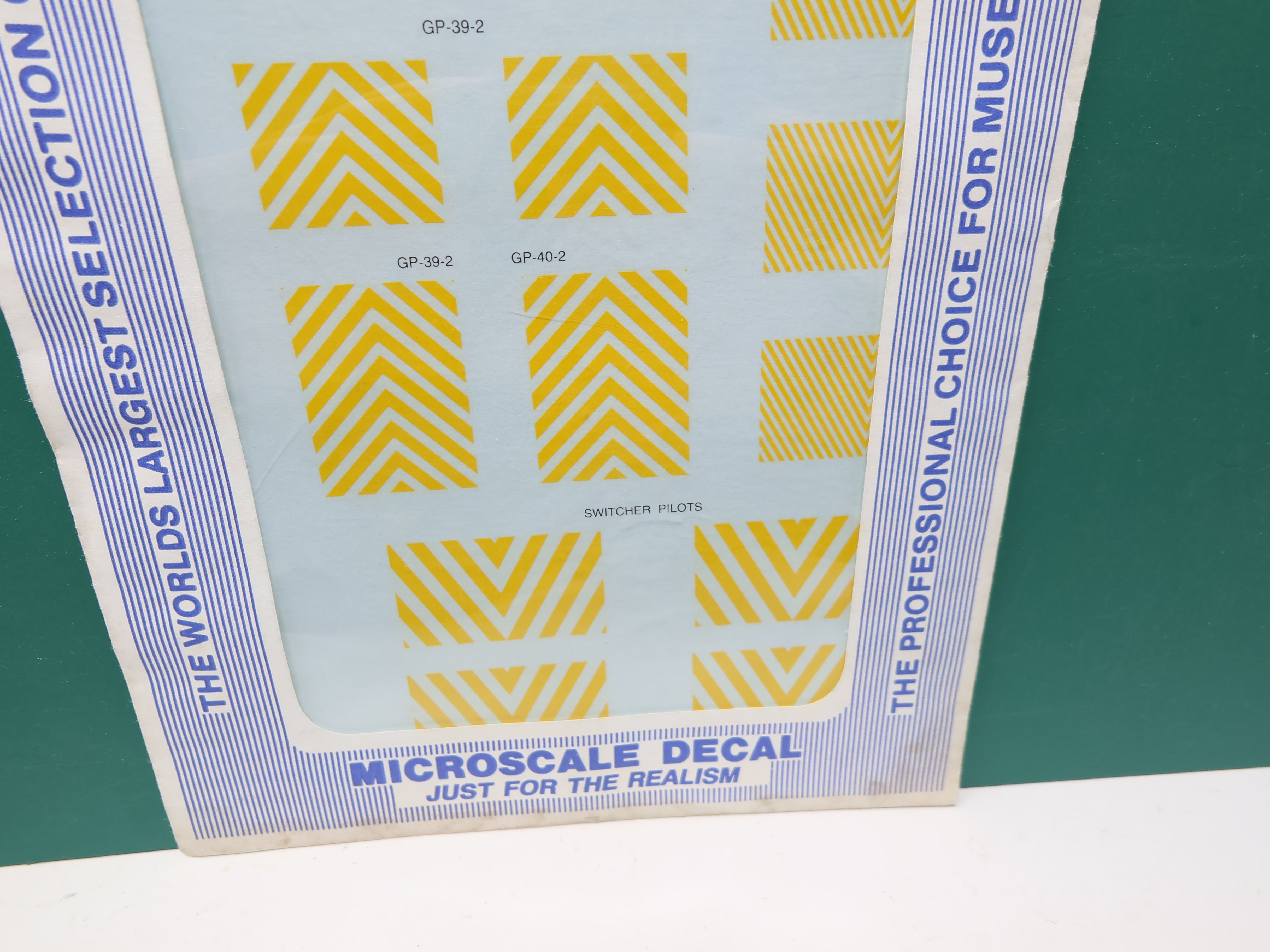 MICROSCALE 87-708 HO Scale, Locomotives 1947-73 Barricade Stripes Decals, Reading