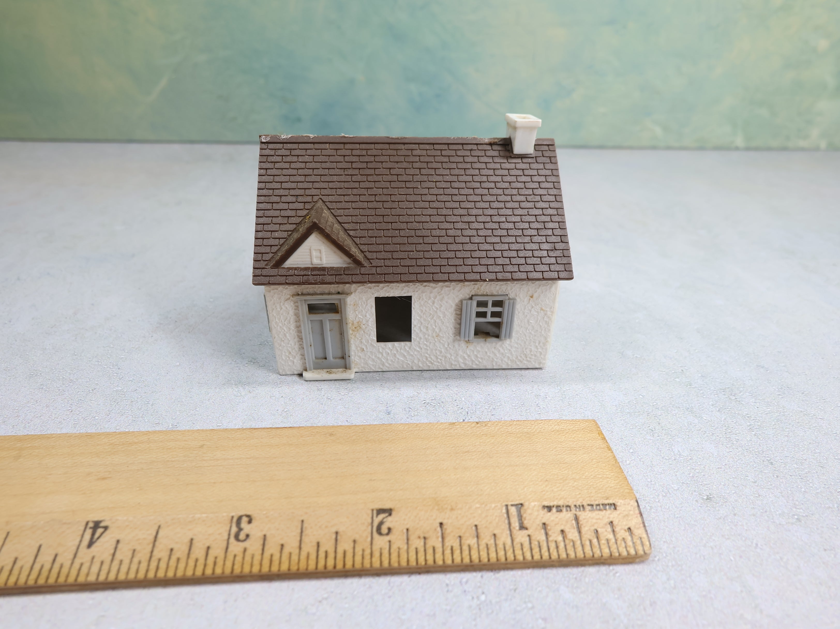 USED Bachmann HO Scale Small White Home