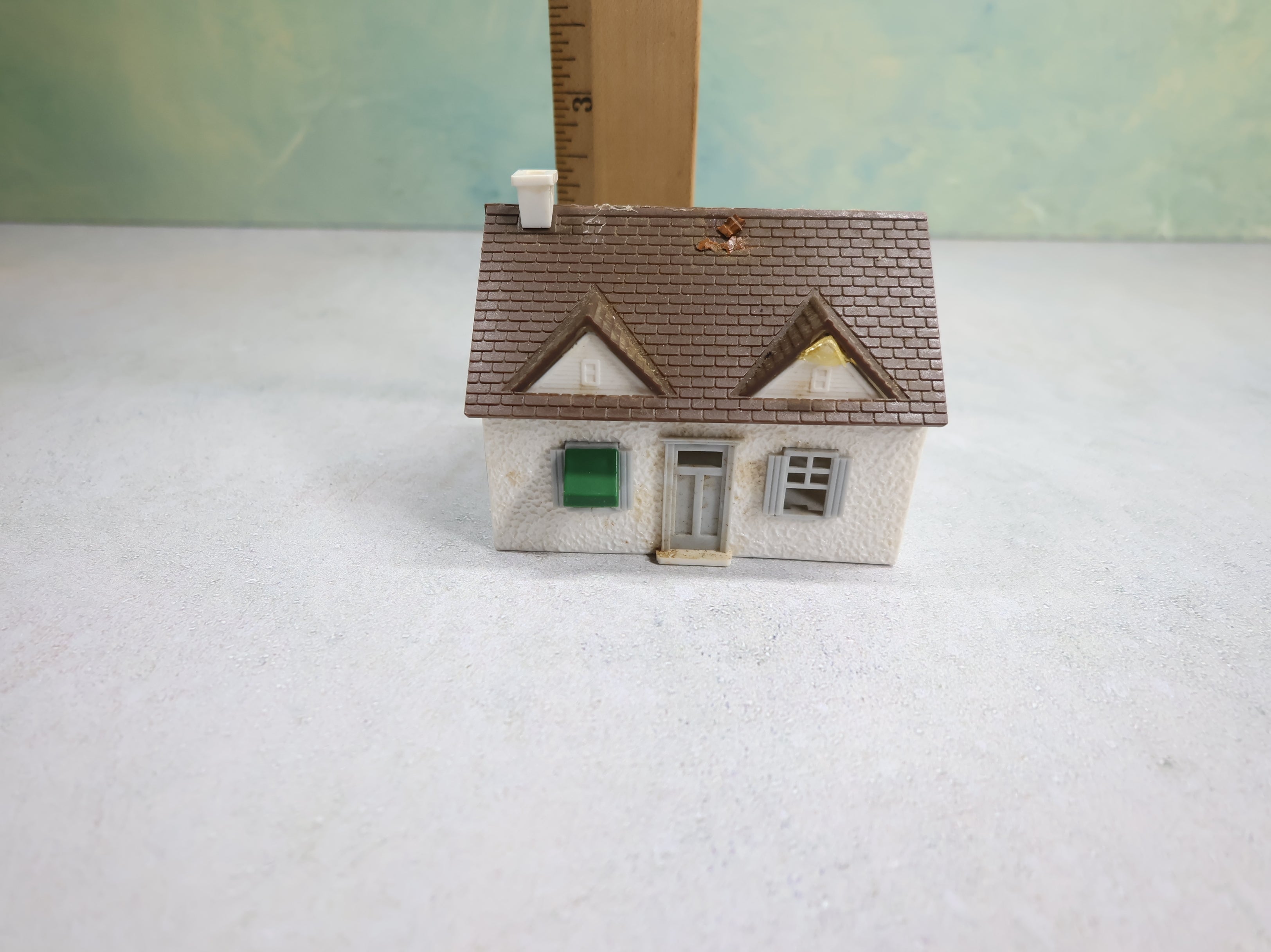 USED Bachmann HO Scale Small White Home