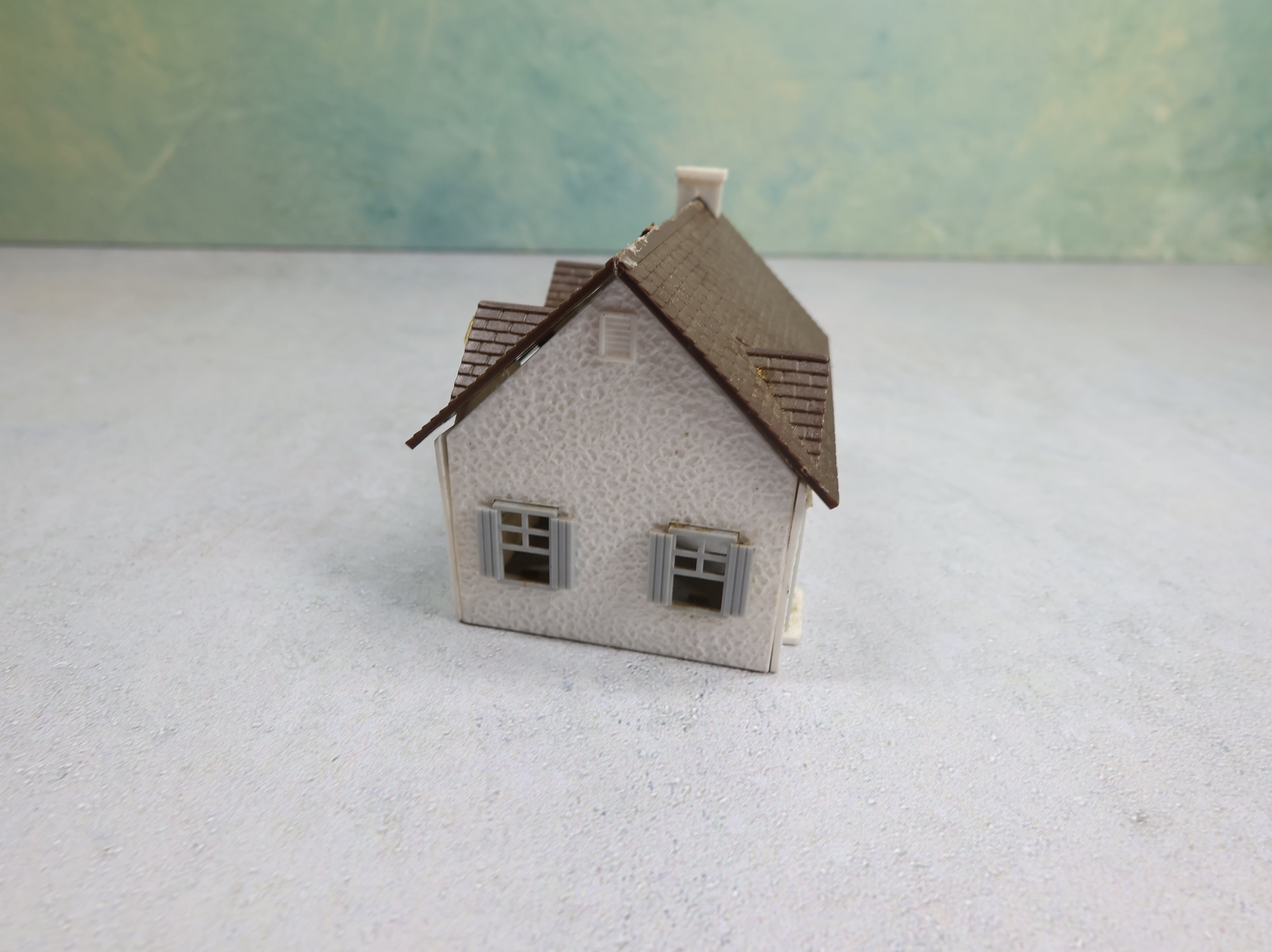 USED Bachmann HO Scale Small White Home