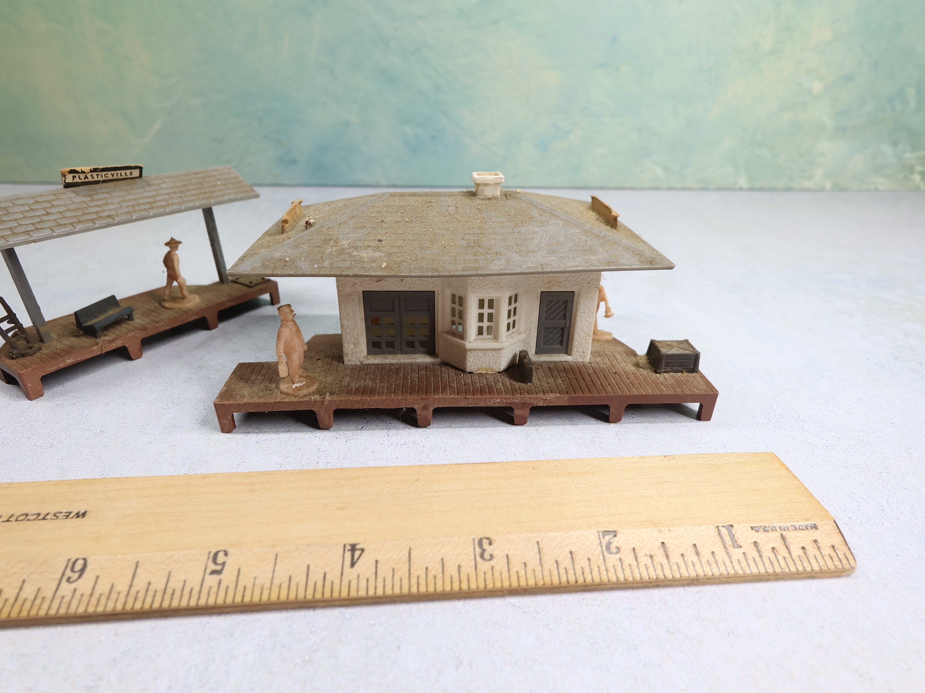 USED Bachmann Plasticville HO Scale White Suburban Station Platform