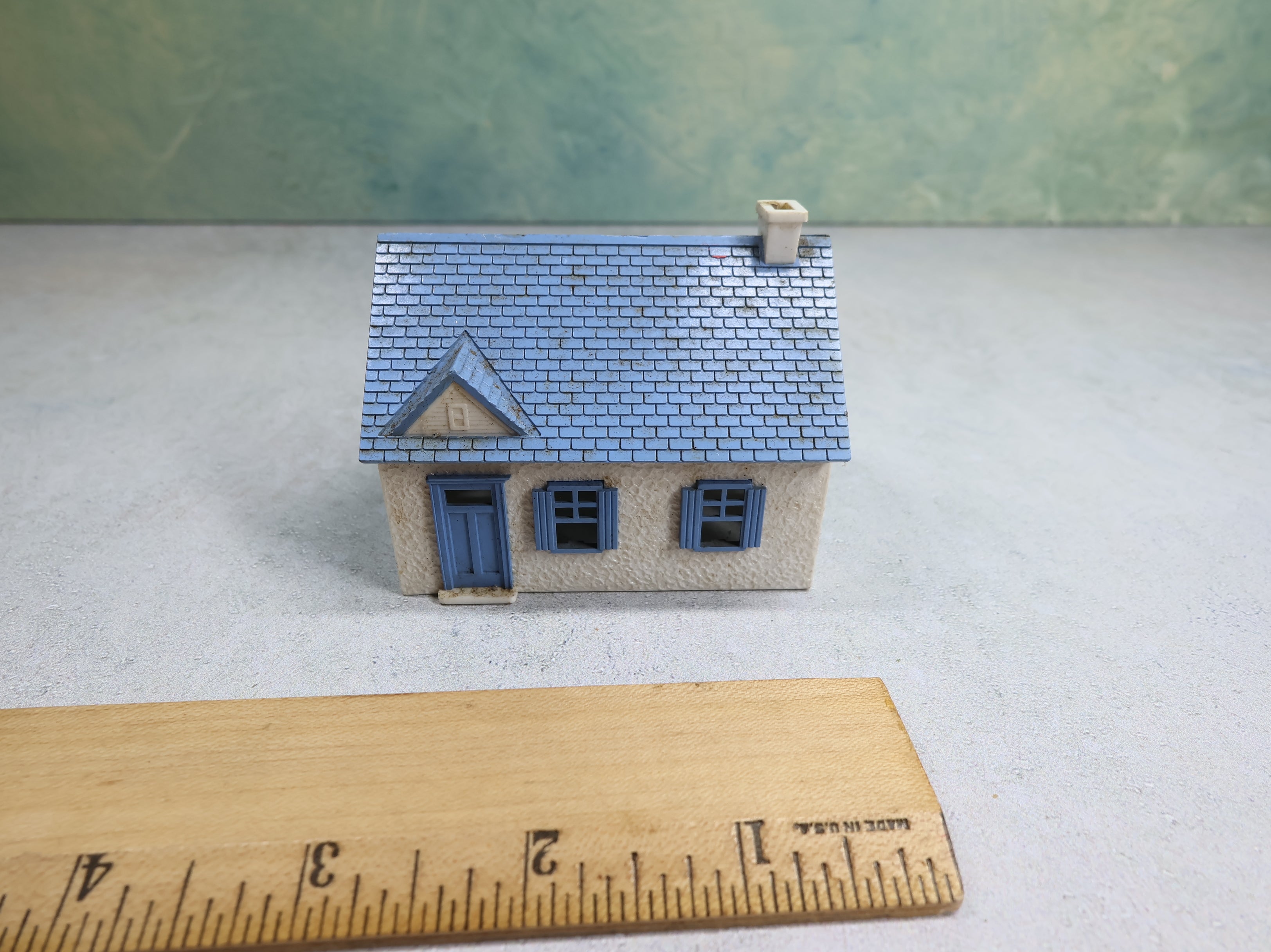 USED Bachmann Plasticville HO Scale Small Blue & White Home