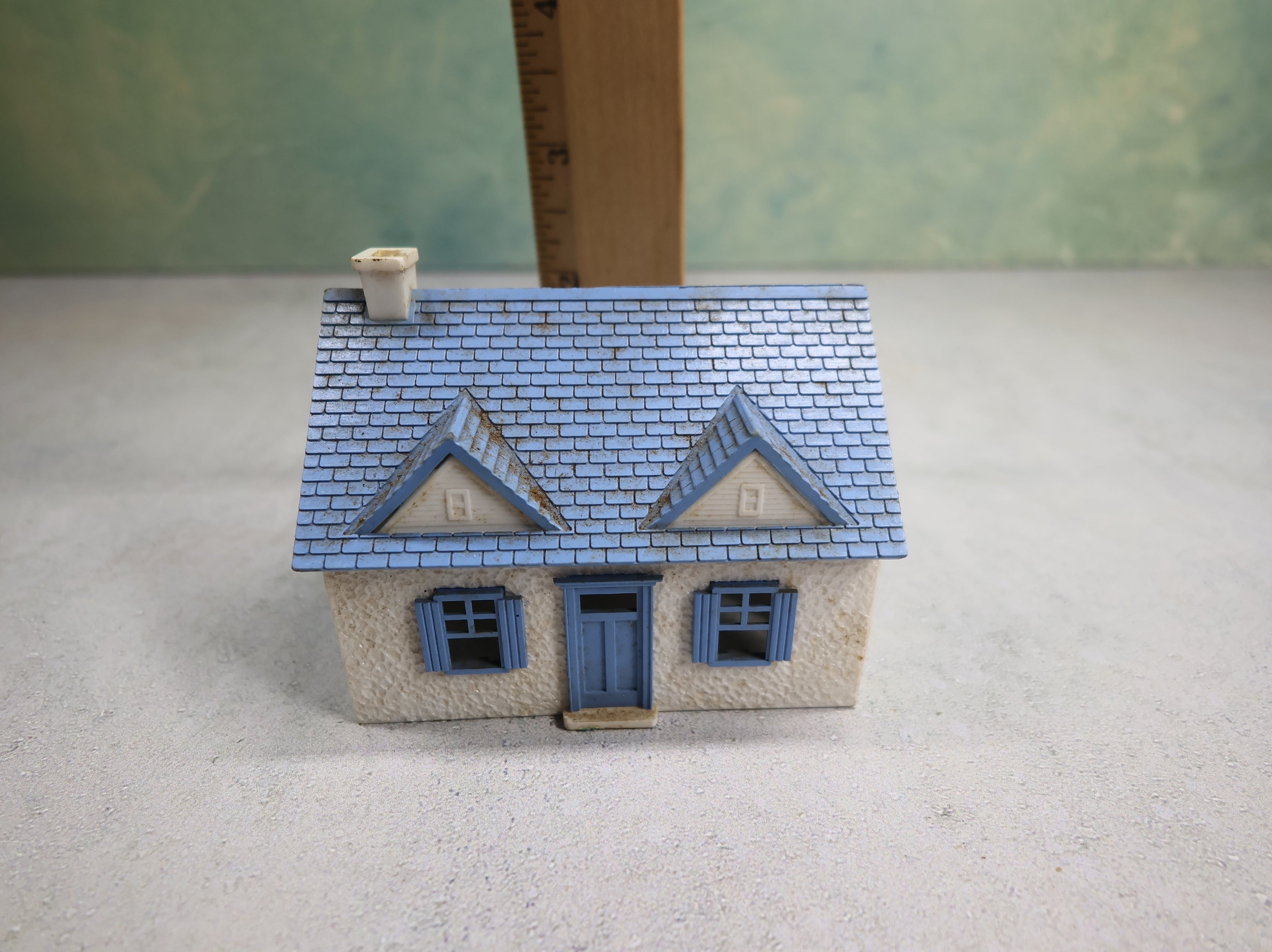 USED Bachmann Plasticville HO Scale Small Blue & White Home