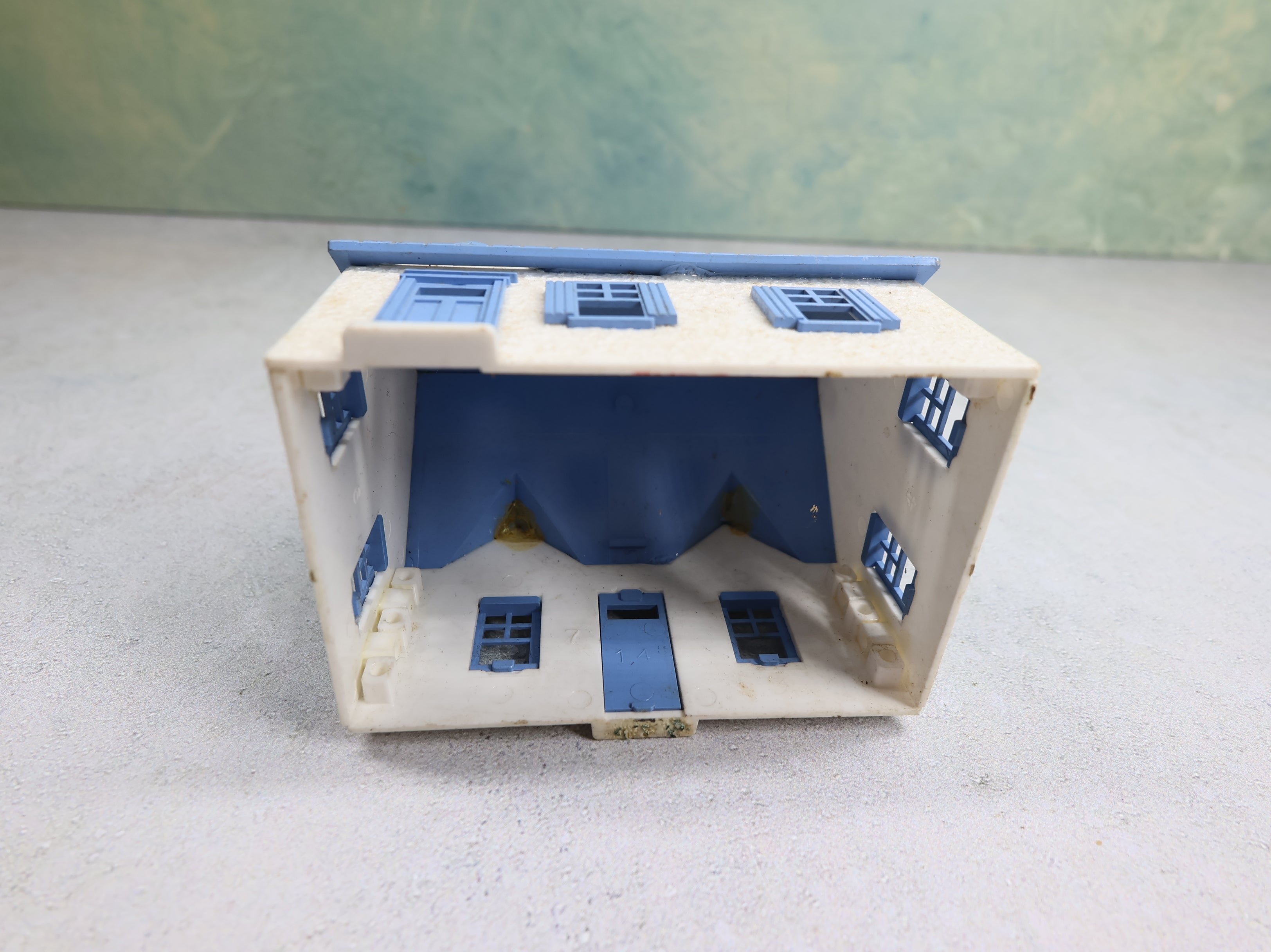 USED Bachmann Plasticville HO Scale Small Blue & White Home