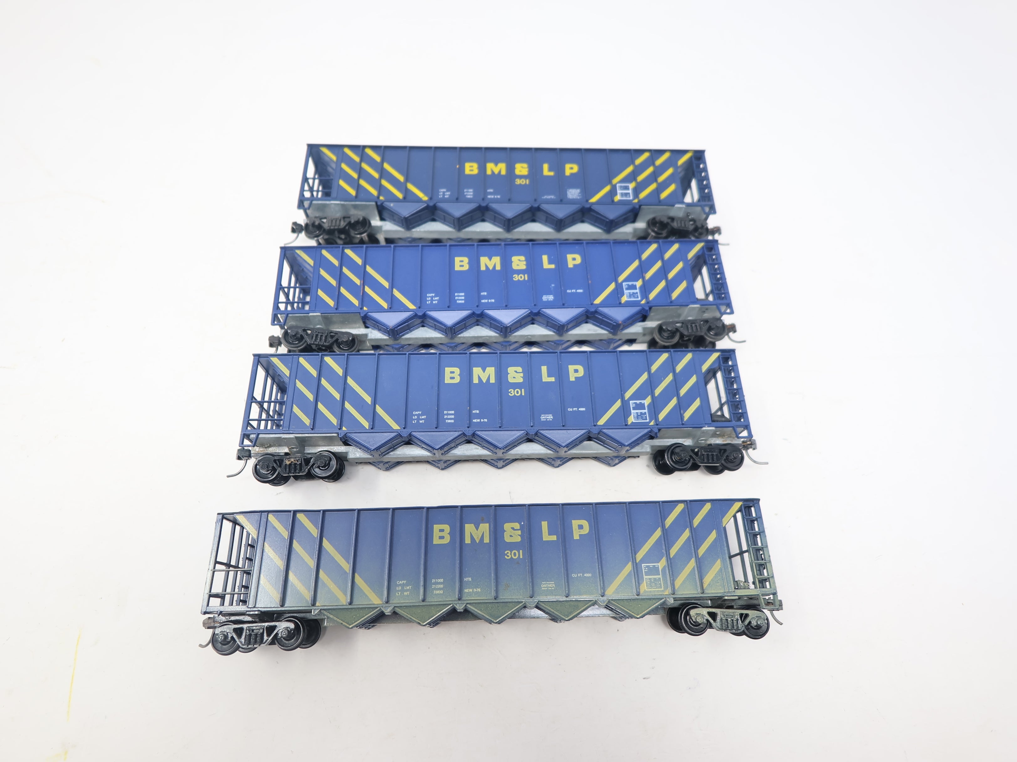 USED Roundhouse HO Scale 5 Bay Rapid Discharge Hopper Black Mesa & Lake Powell BM&LP #301 (4 pcs)