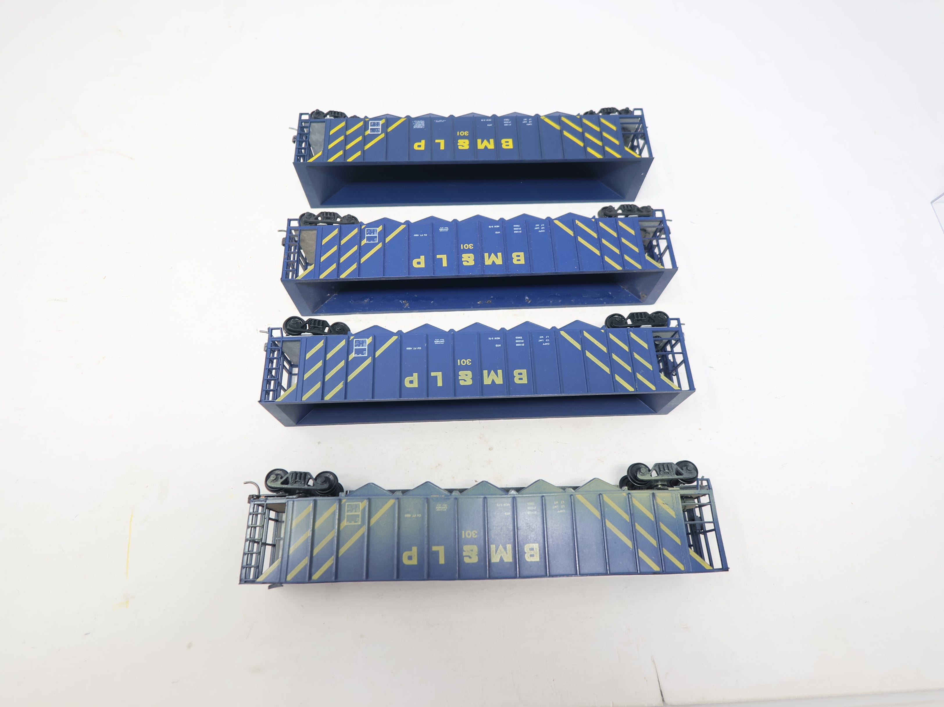 USED Roundhouse HO Scale 5 Bay Rapid Discharge Hopper Black Mesa & Lake Powell BM&LP #301 (4 pcs)