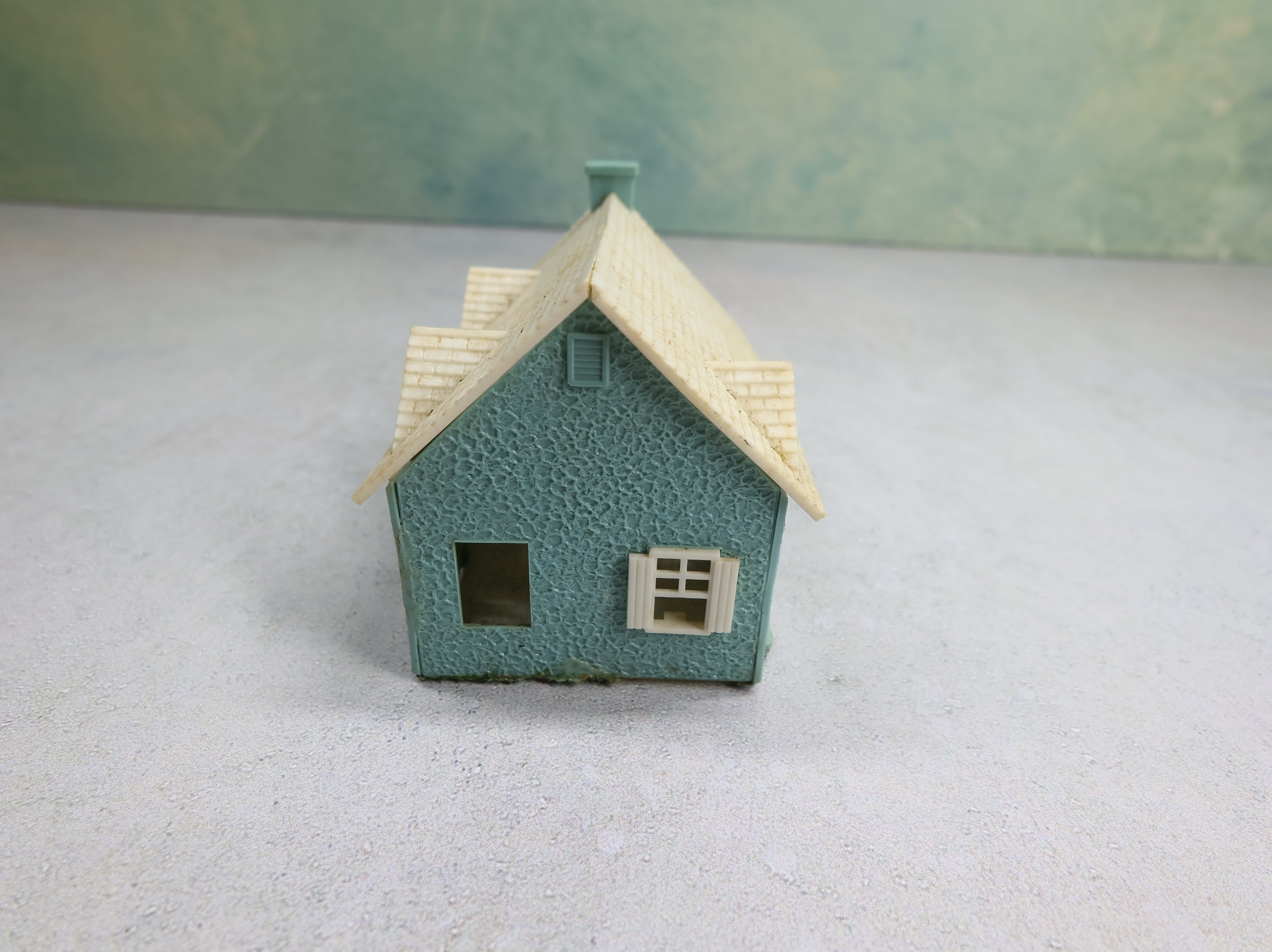 USED Bachmann Plasticville HO Scale Small Blue and White House