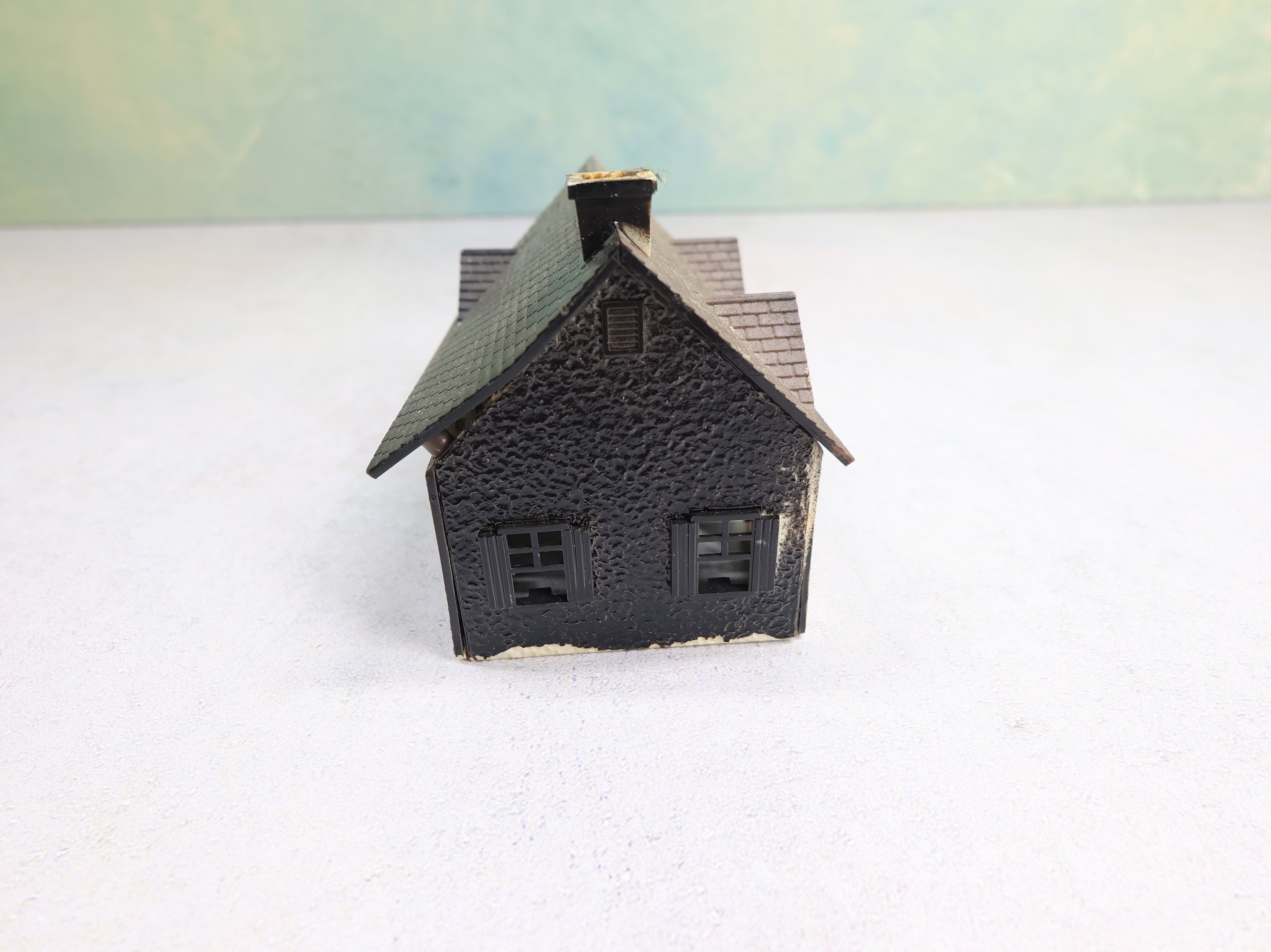 USED Bachmann Plasticville HO Scale Small Brown and Black House