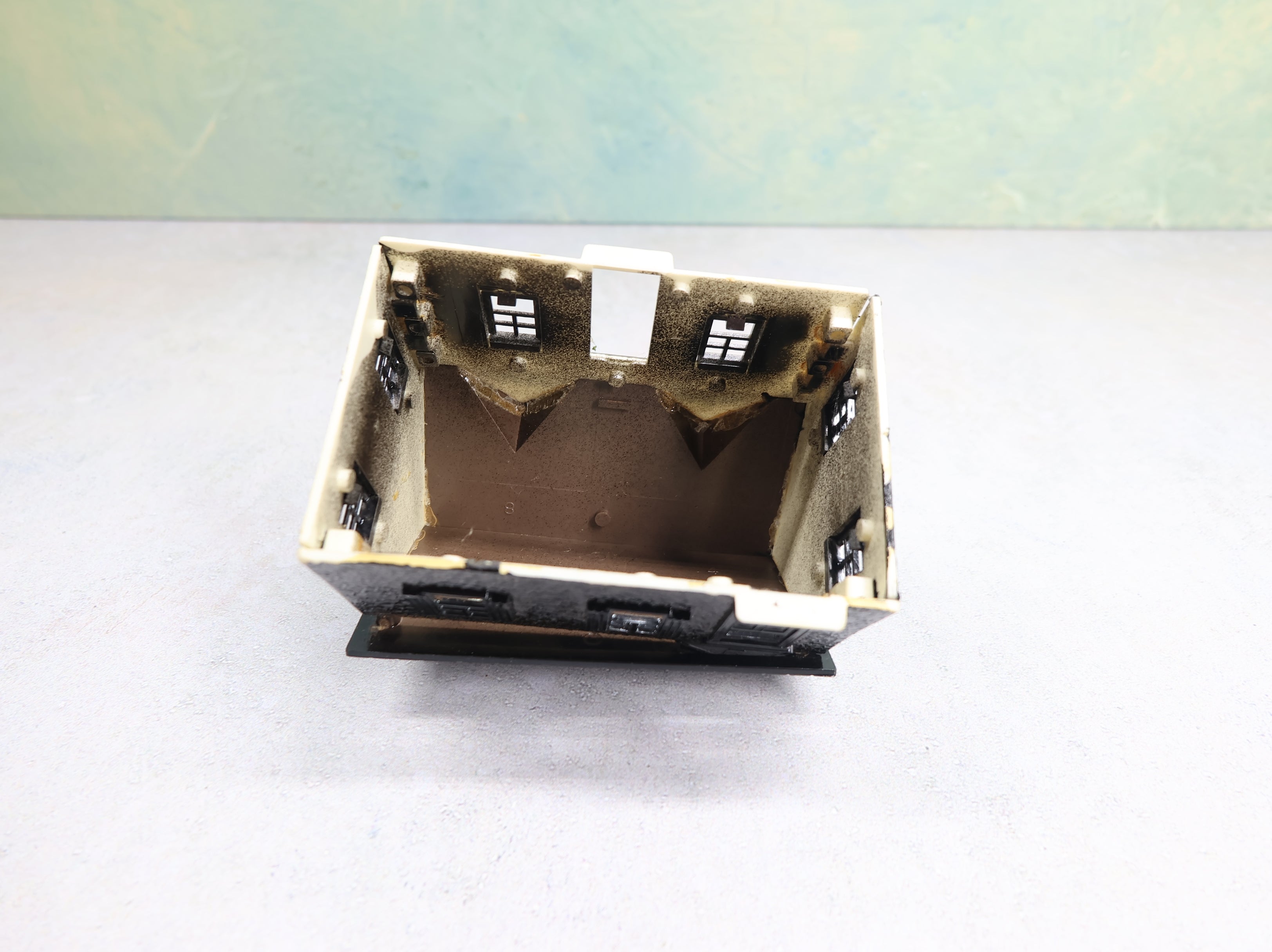 USED Bachmann Plasticville HO Scale Small Brown and Black House