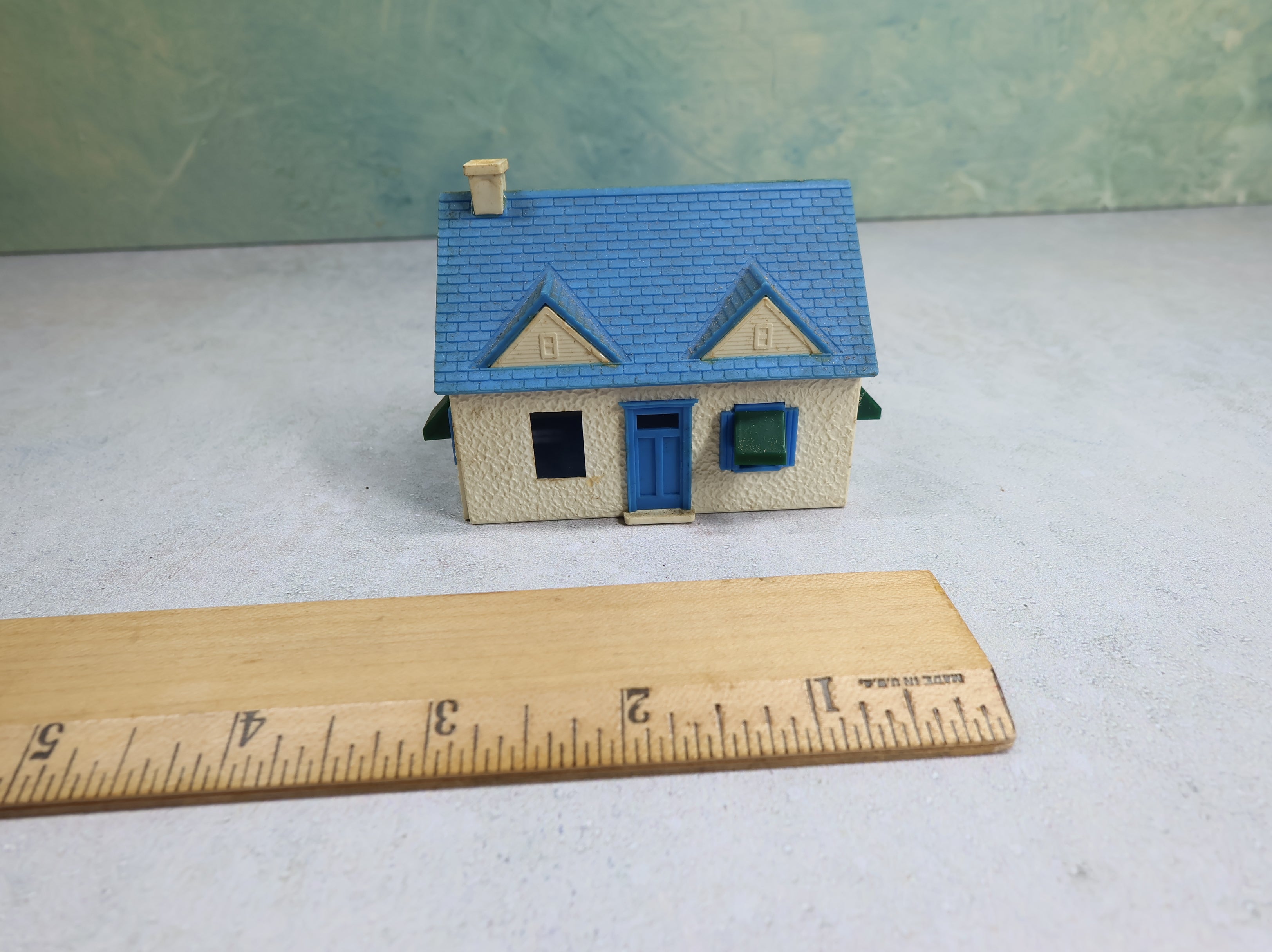 USED Bachmann Plasticville HO Scale Small White and Blue Home