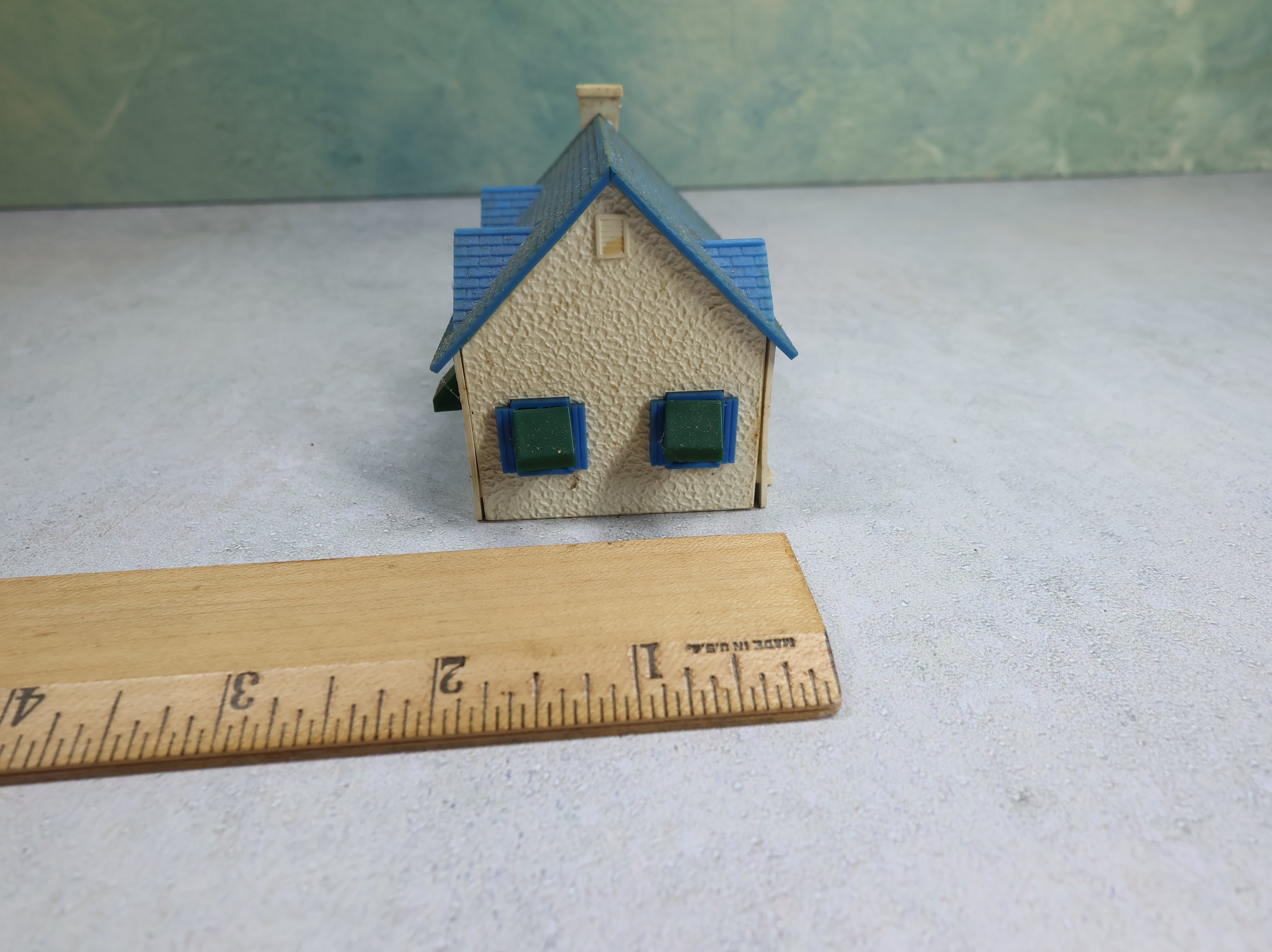 USED Bachmann Plasticville HO Scale Small White and Blue Home