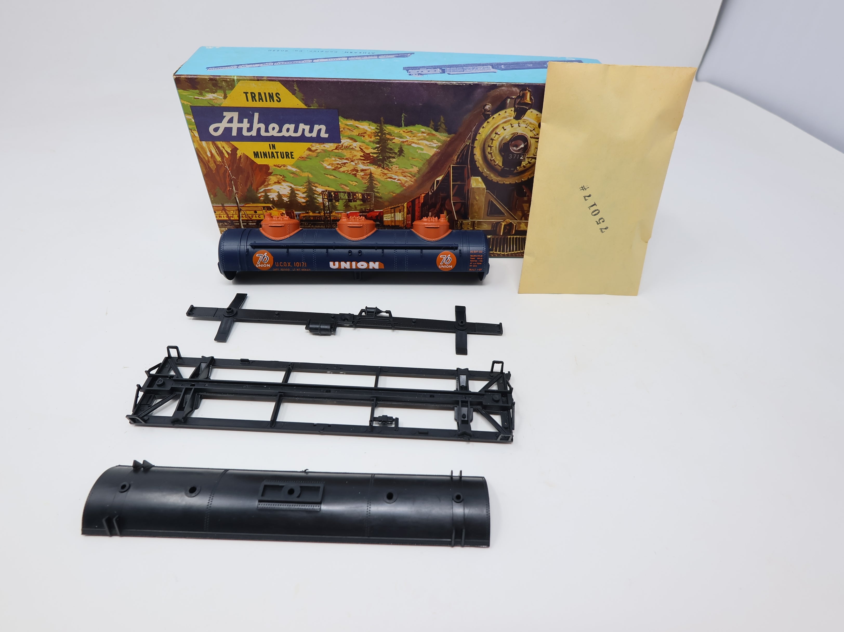 USED Athearn 1504 HO Scale Triple Dome Tank Car Union Oil UCOX #10171 KIT