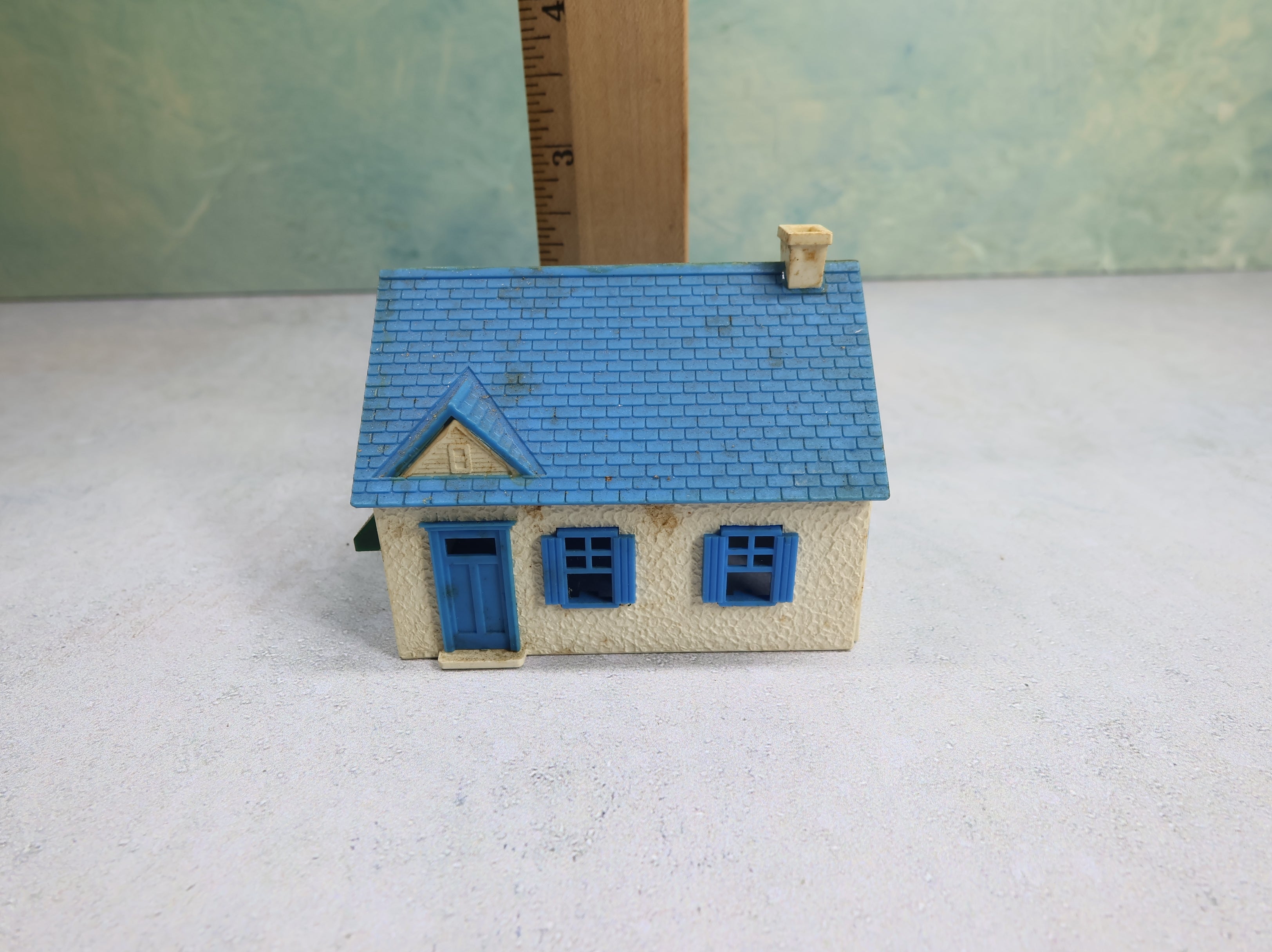 USED Bachmann Plasticville HO Scale Small White and Blue Home