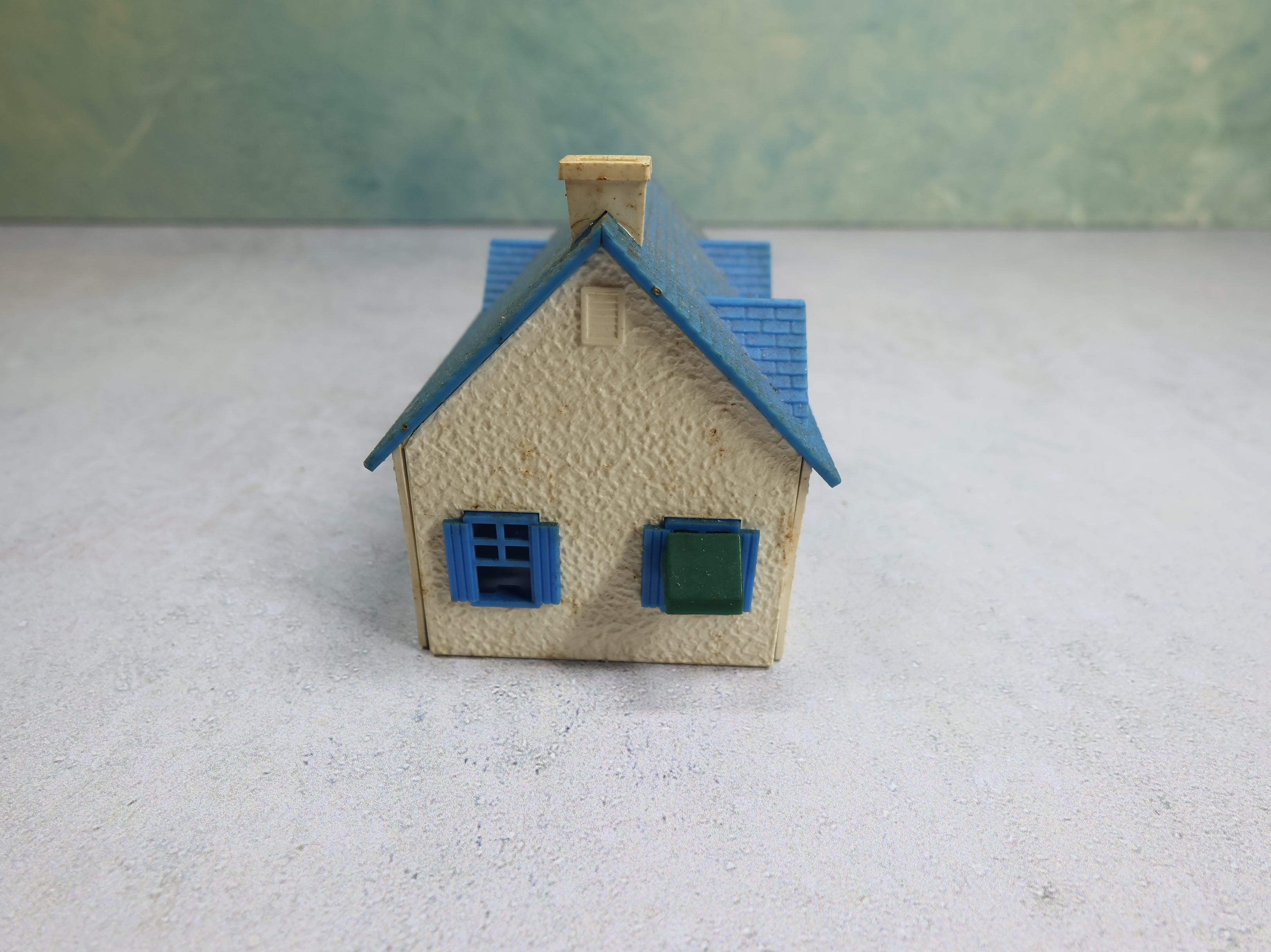 USED Bachmann Plasticville HO Scale Small White and Blue Home