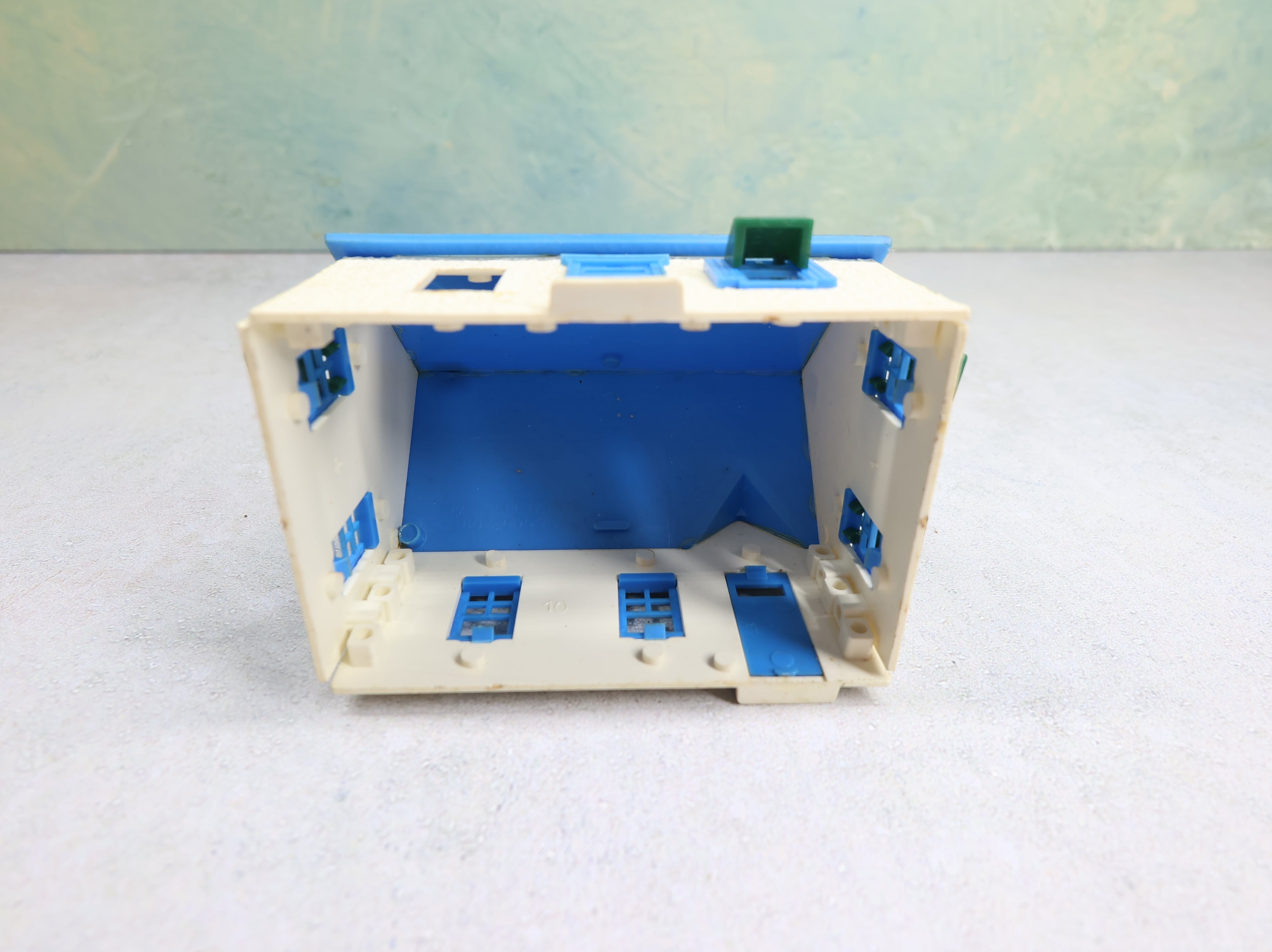 USED Bachmann Plasticville HO Scale Small White and Blue Home