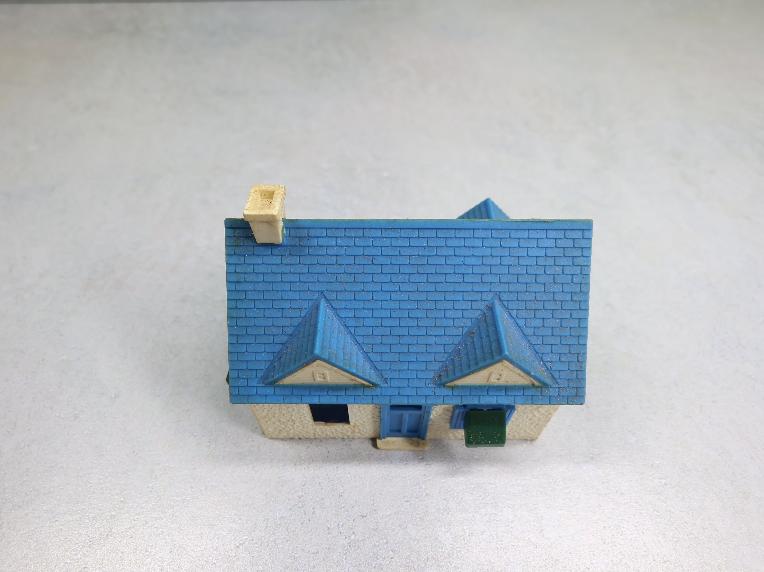 USED Bachmann Plasticville HO Scale Small White and Blue Home