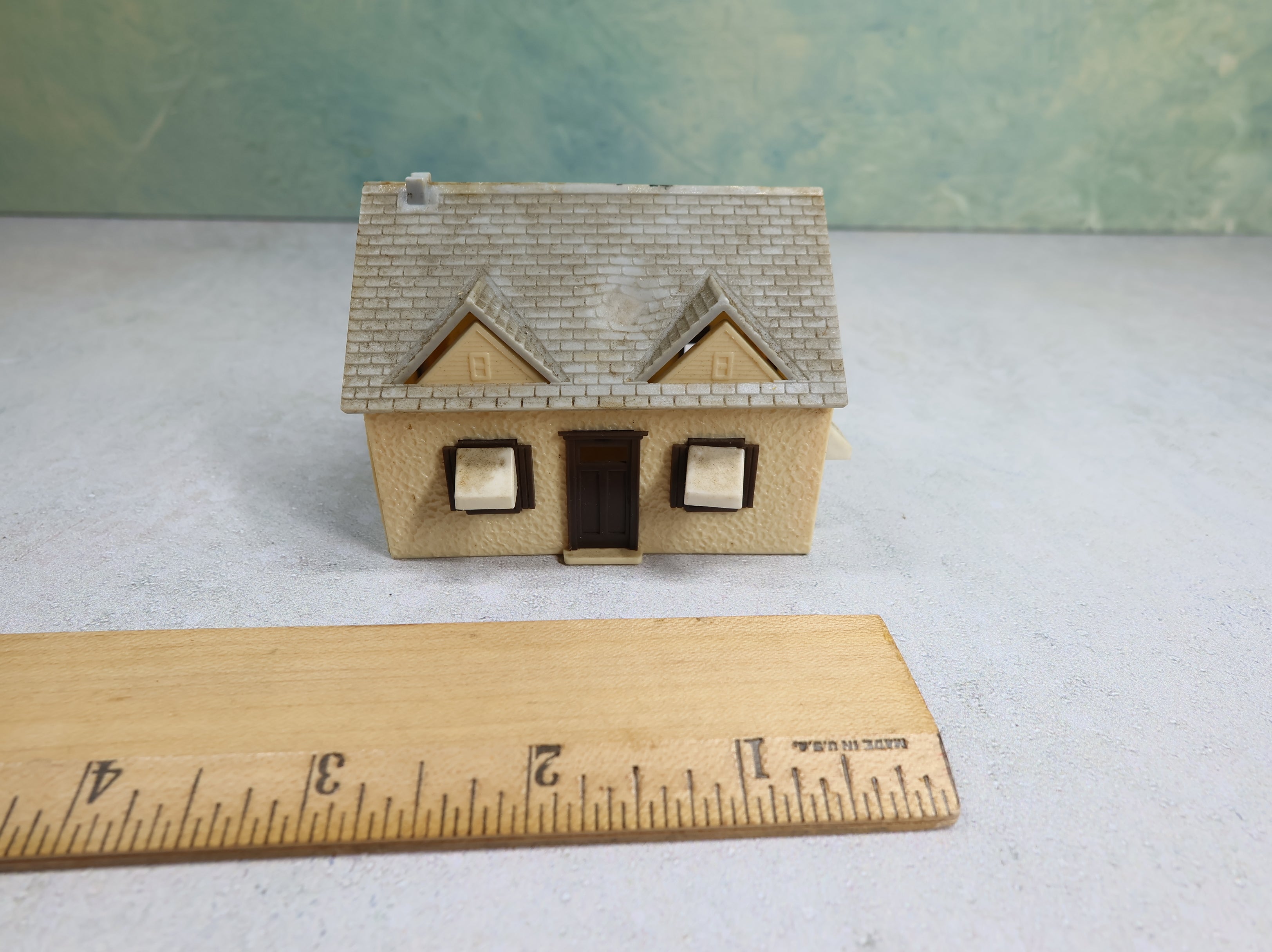 USED Bachmann Plasticville HO Scale Small Brown and Gray Home