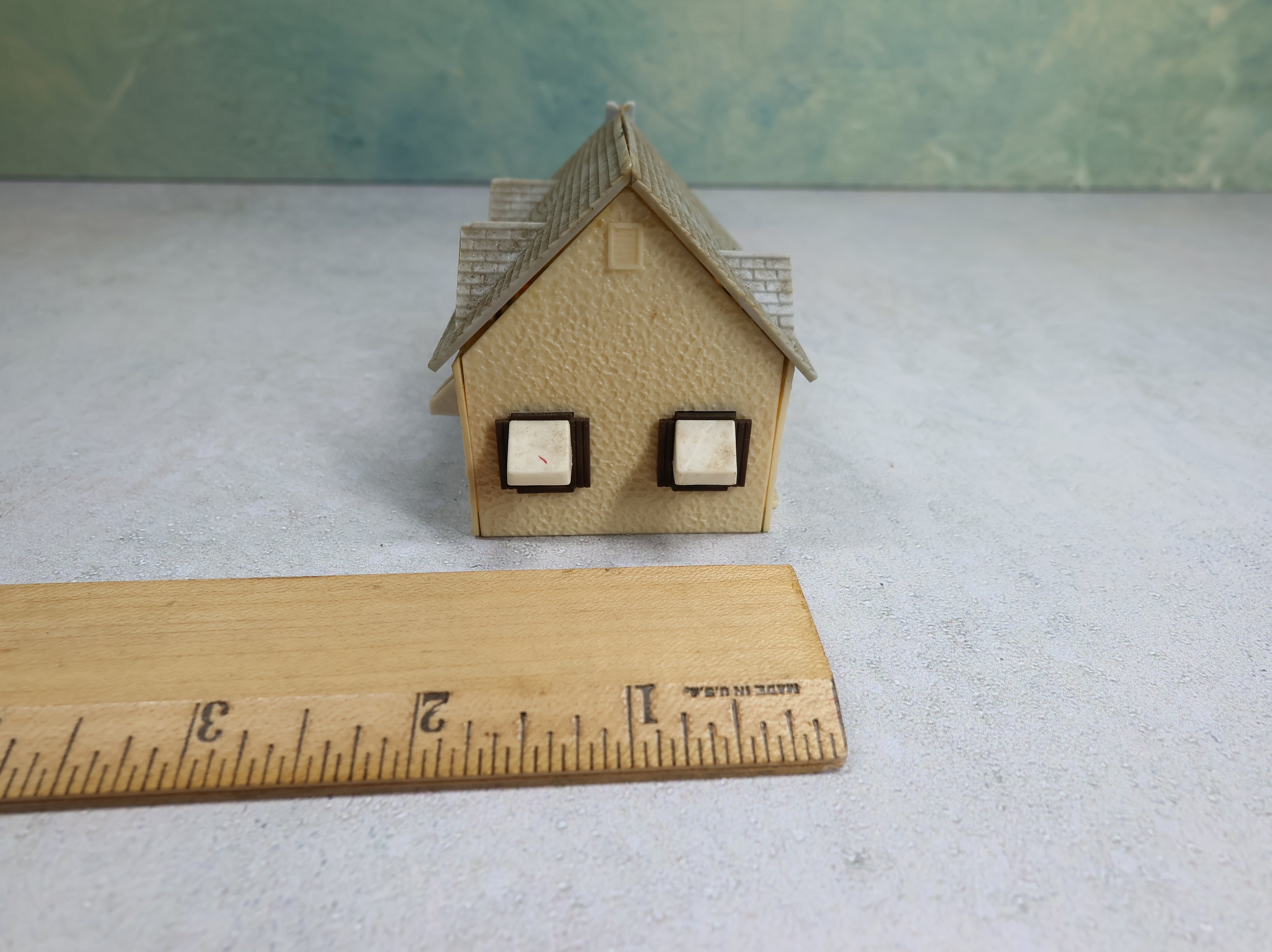 USED Bachmann Plasticville HO Scale Small Brown and Gray Home