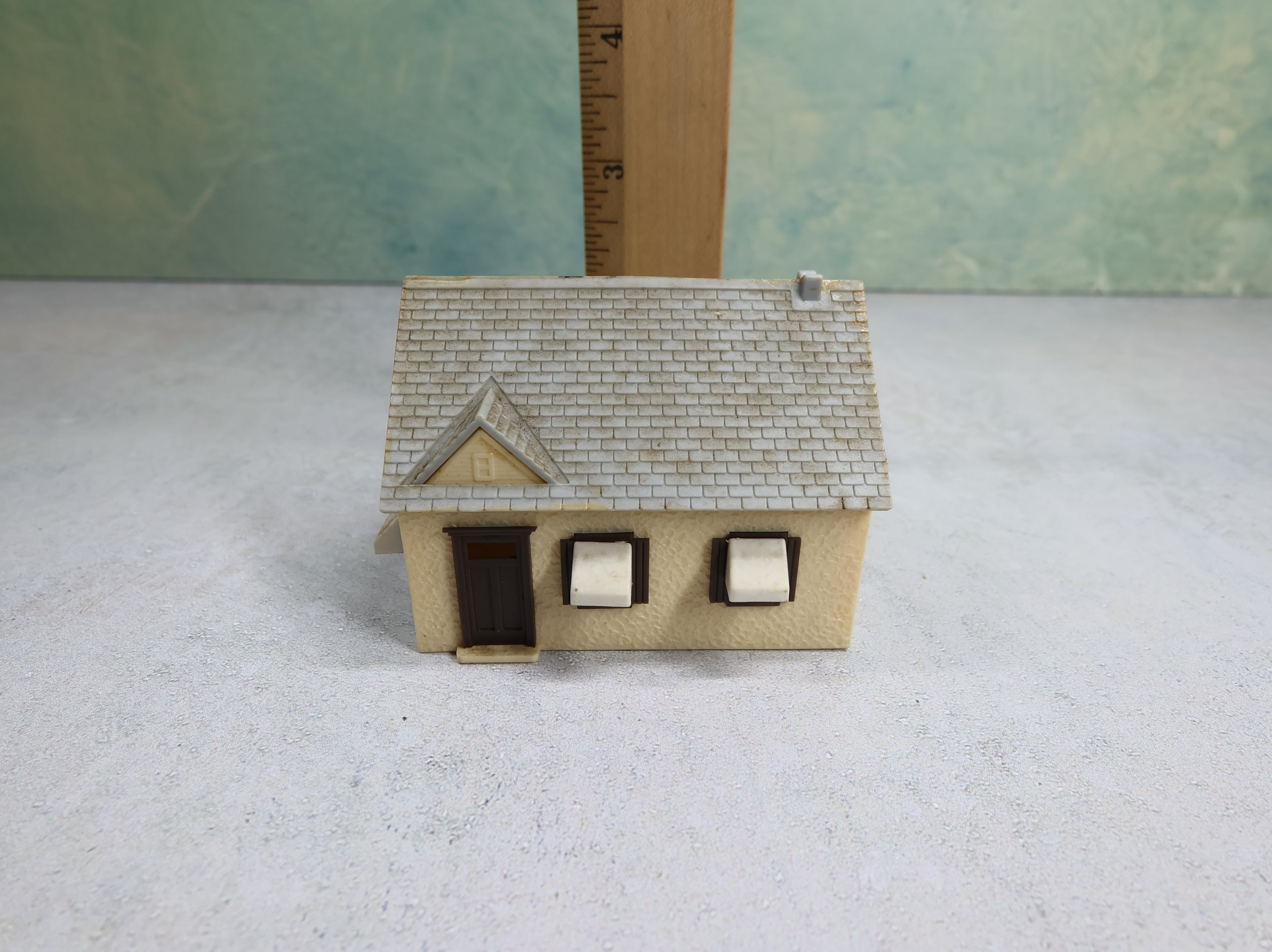 USED Bachmann Plasticville HO Scale Small Brown and Gray Home