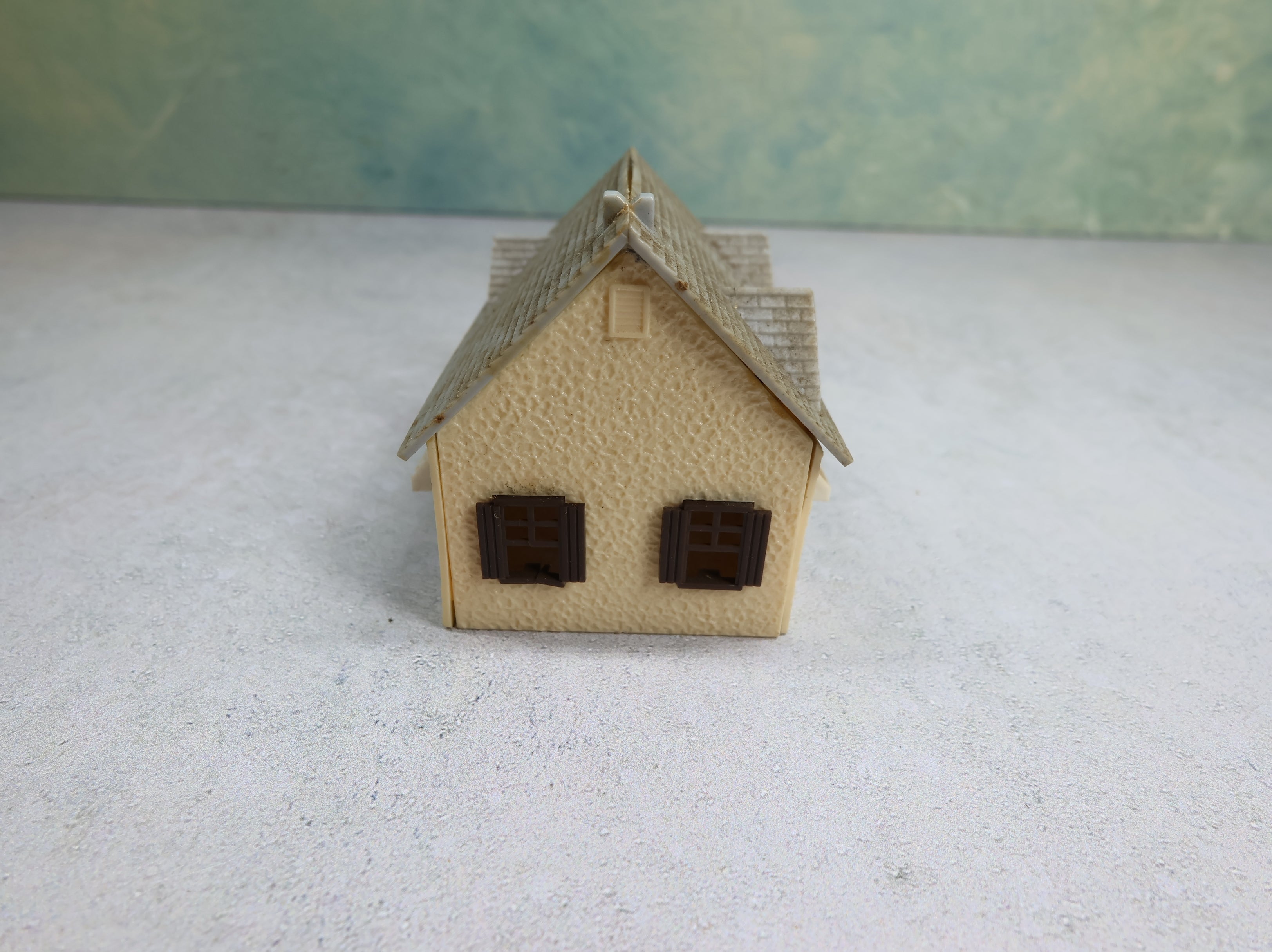 USED Bachmann Plasticville HO Scale Small Brown and Gray Home