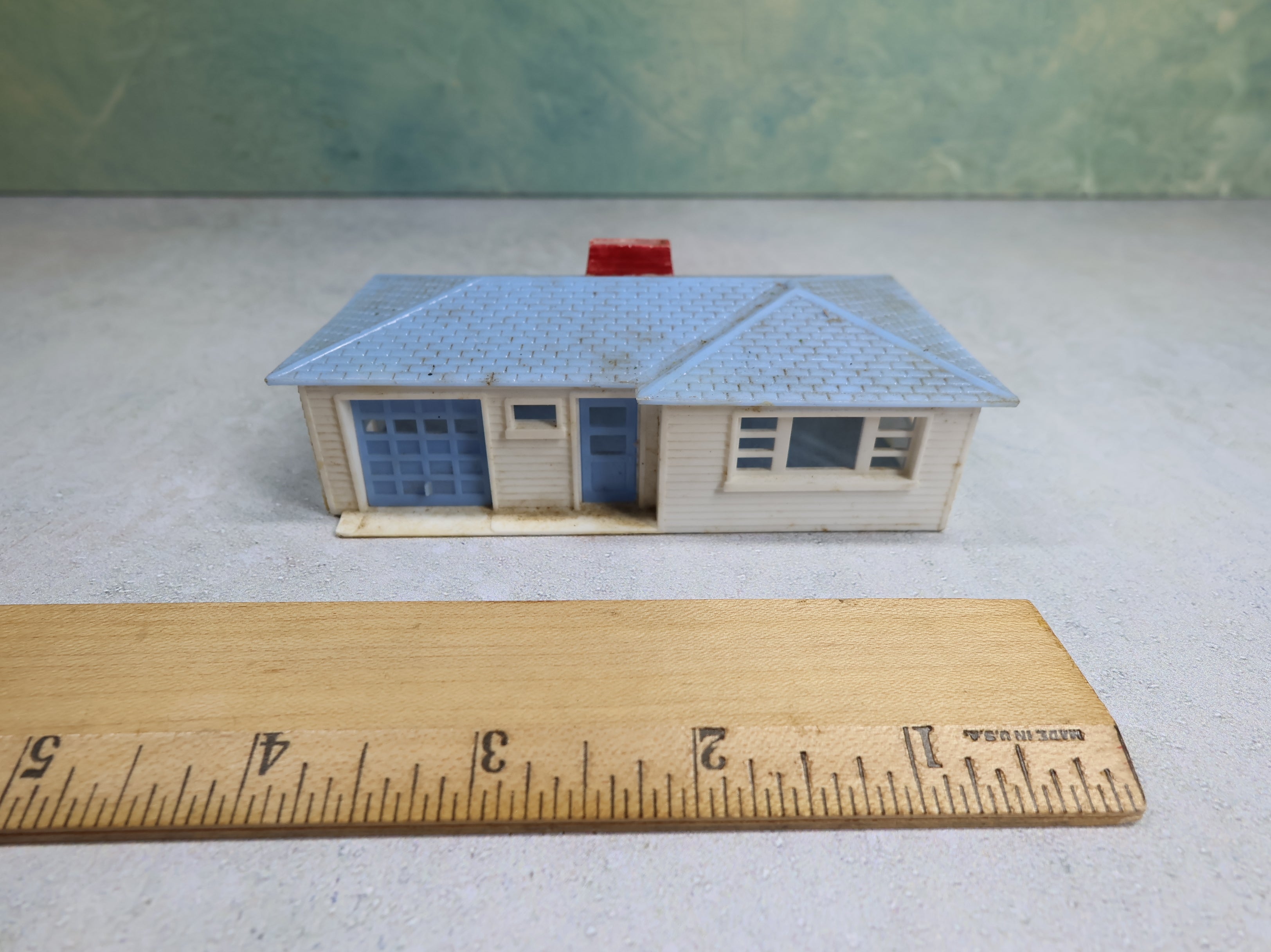 USED Bachmann Plasticville HO Scale White and Blue Ranch Home