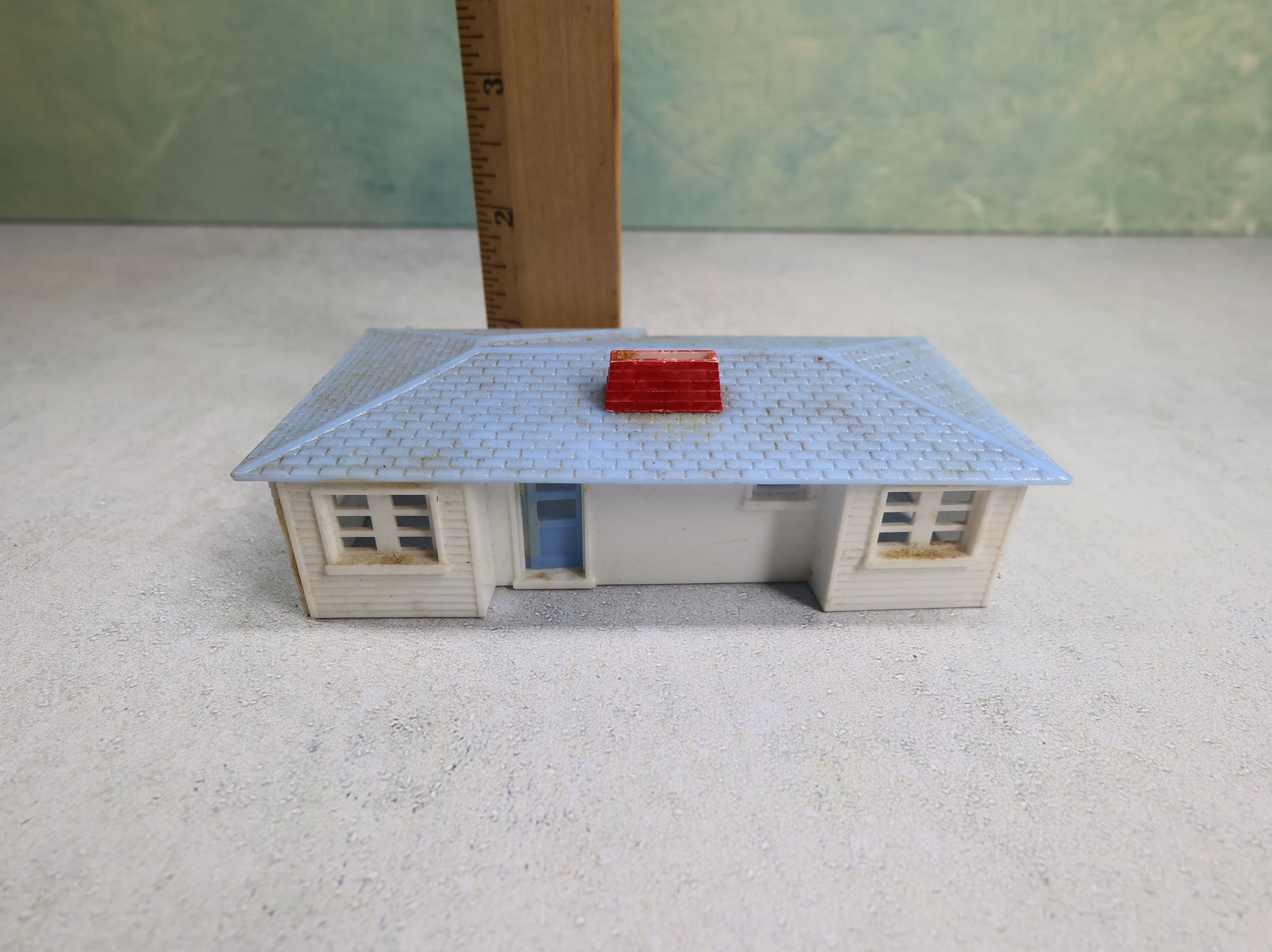 USED Bachmann Plasticville HO Scale White and Blue Ranch Home