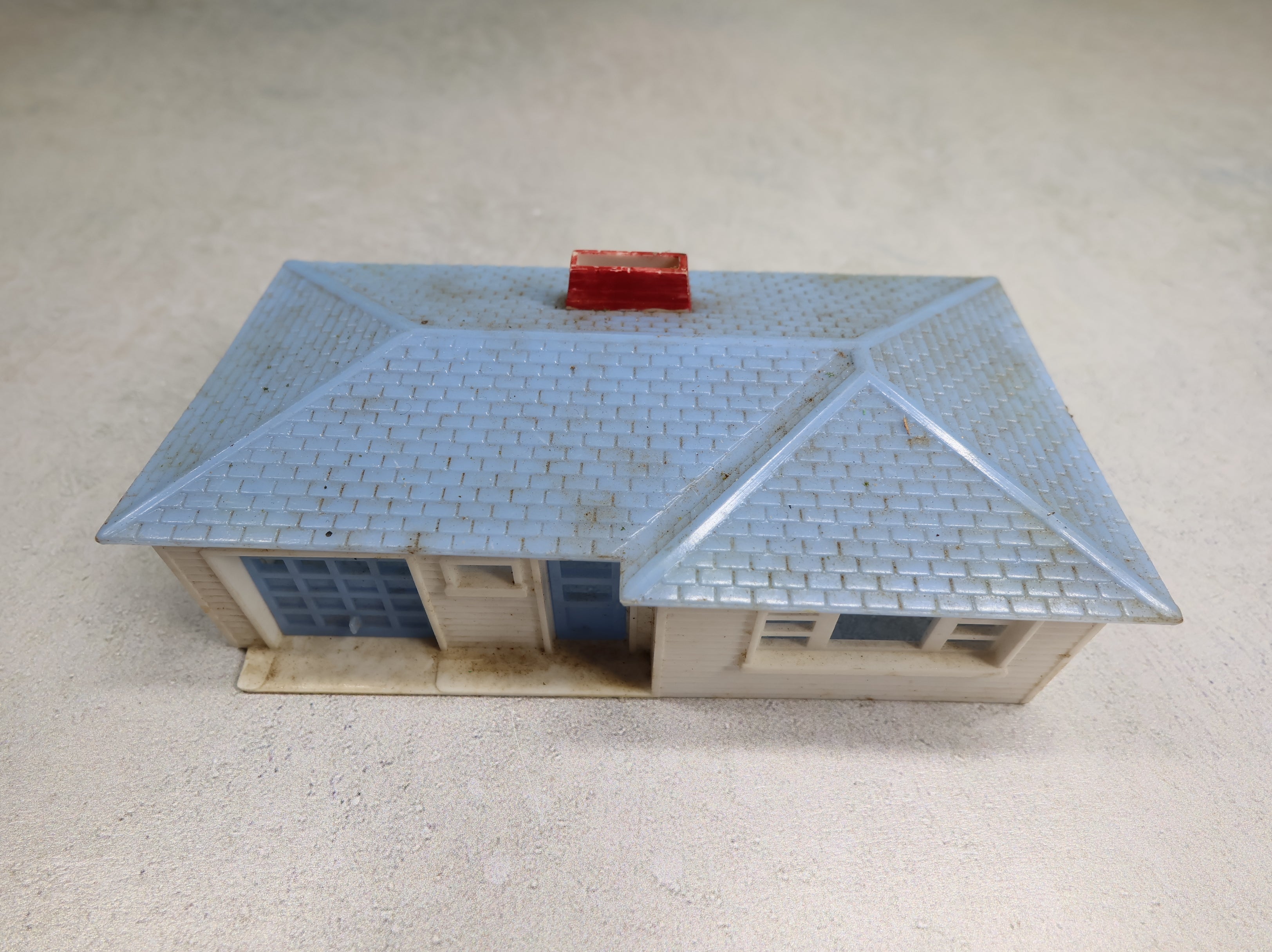 USED Bachmann Plasticville HO Scale White and Blue Ranch Home