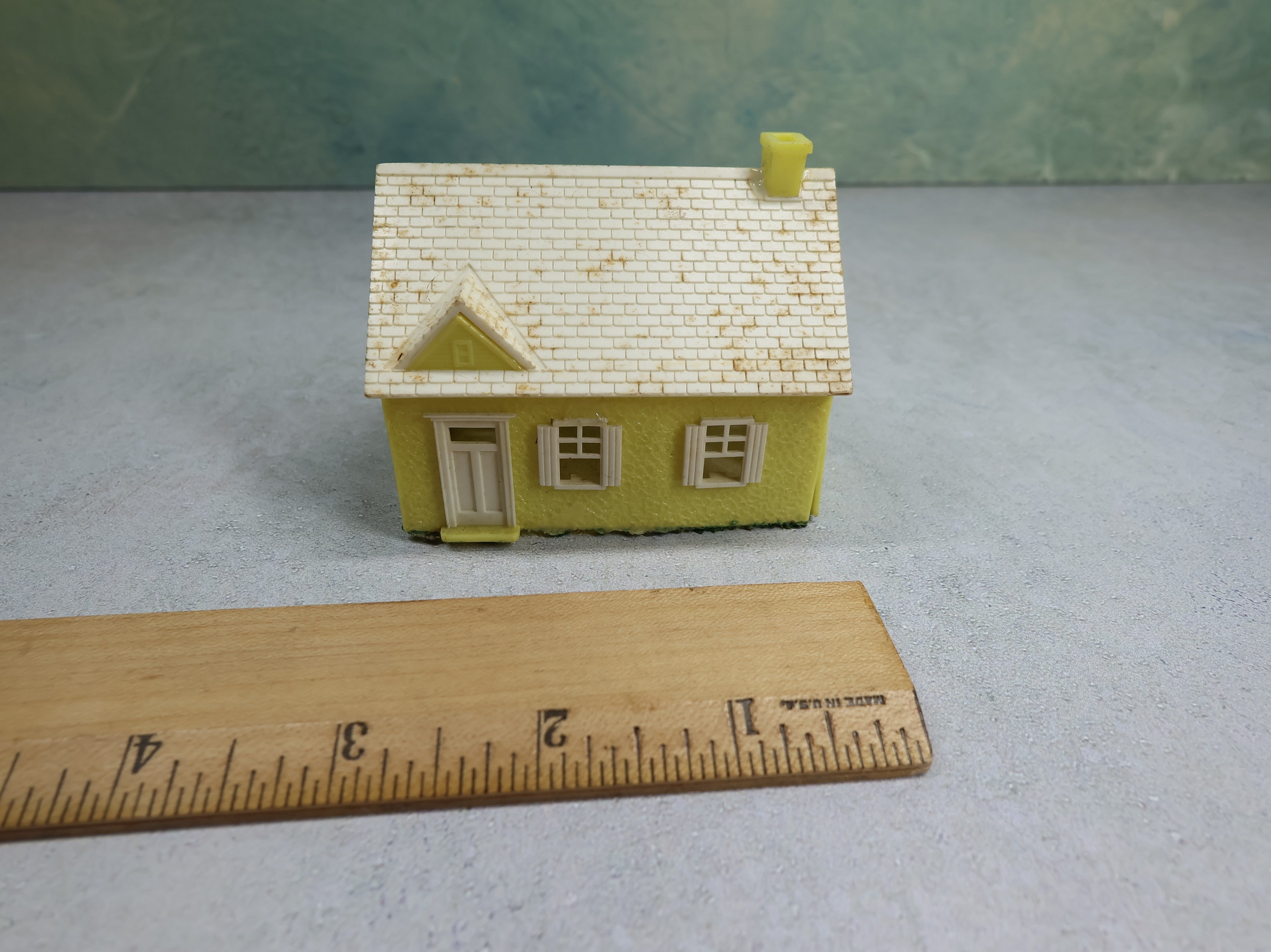 USED Bachmann Plasticville HO Scale Small Yellow and White Home