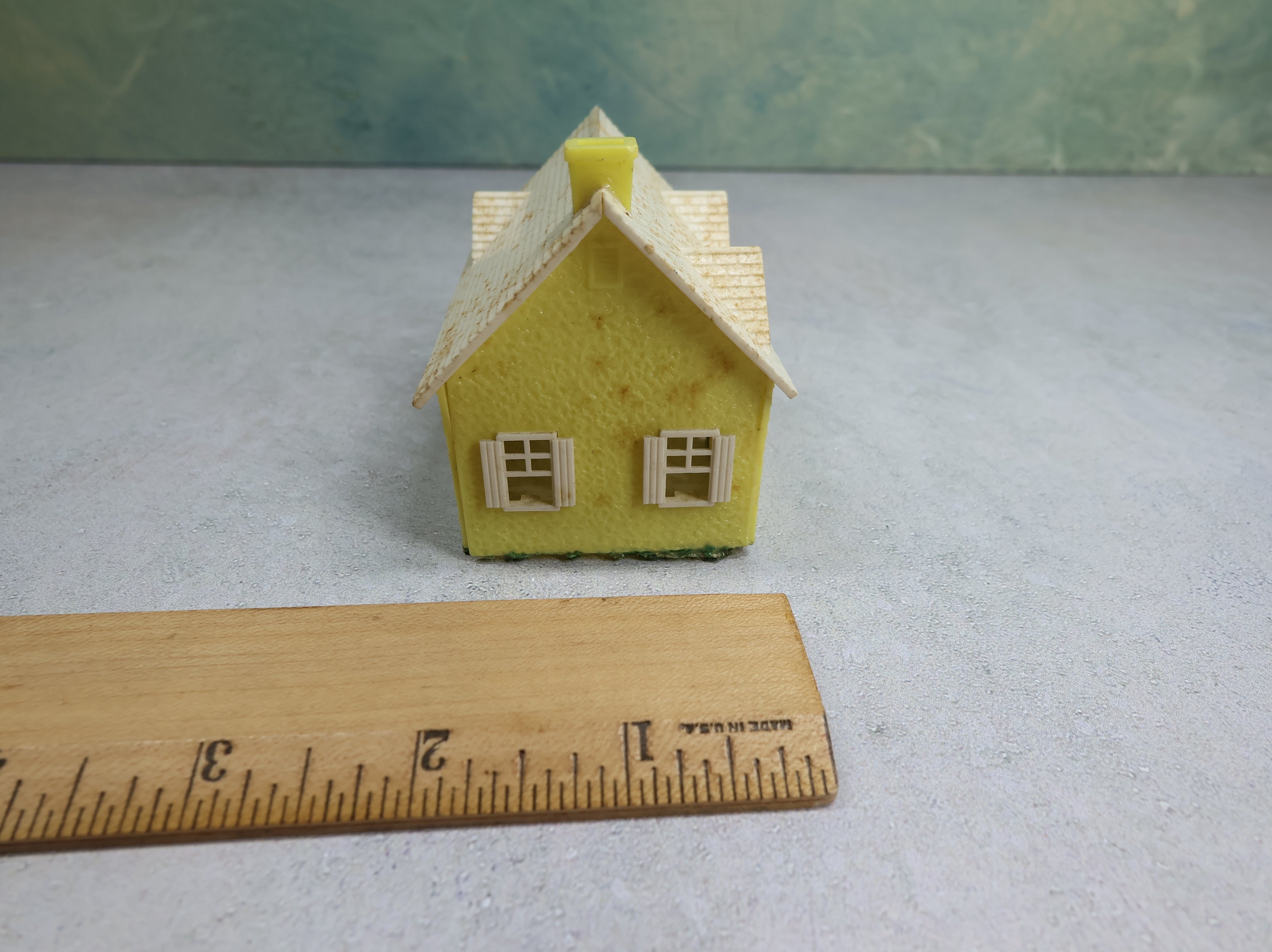 USED Bachmann Plasticville HO Scale Small Yellow and White Home