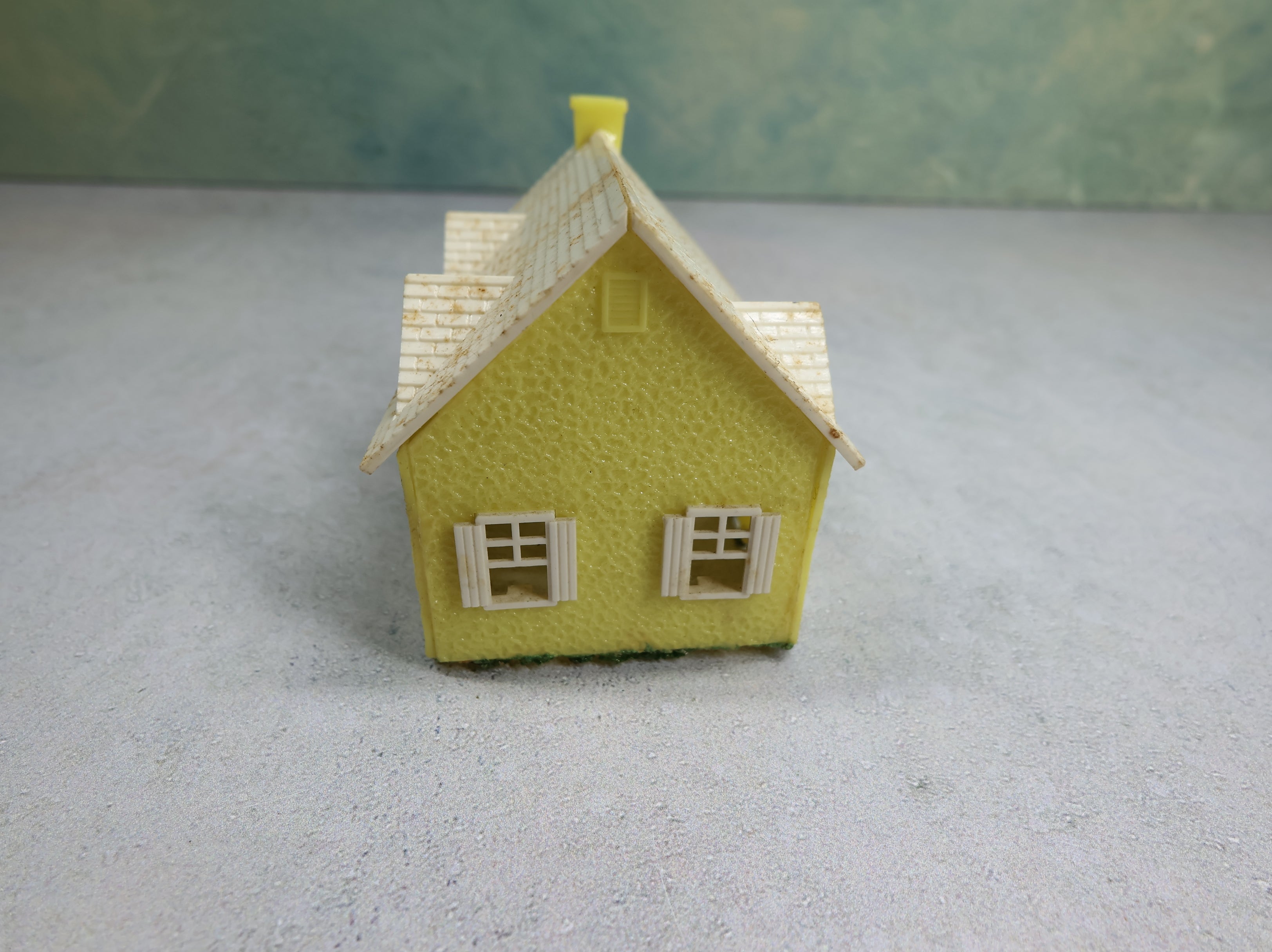 USED Bachmann Plasticville HO Scale Small Yellow and White Home