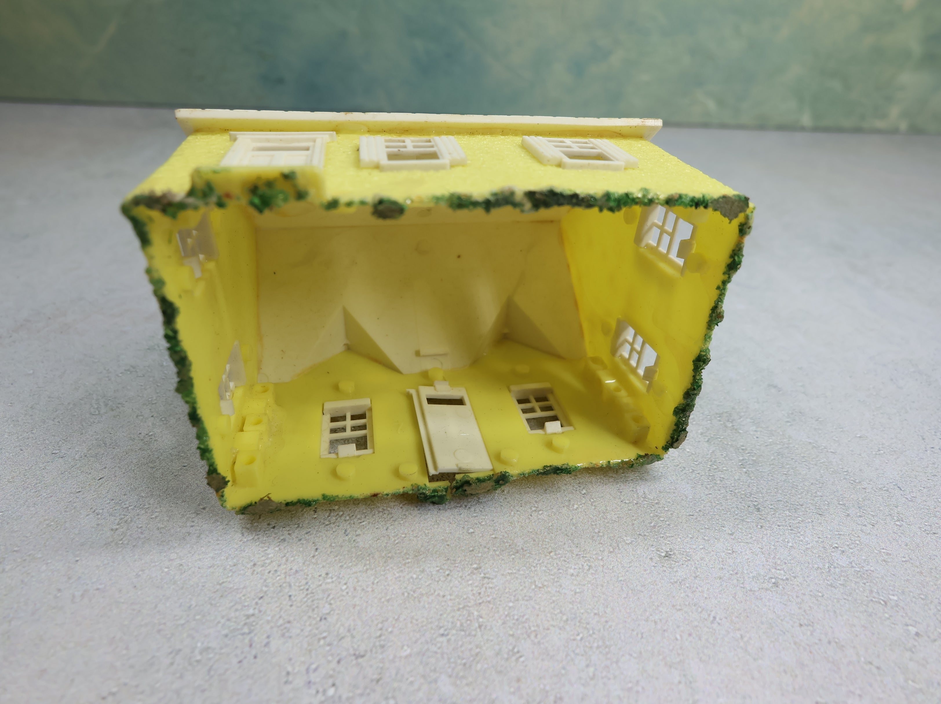 USED Bachmann Plasticville HO Scale Small Yellow and White Home