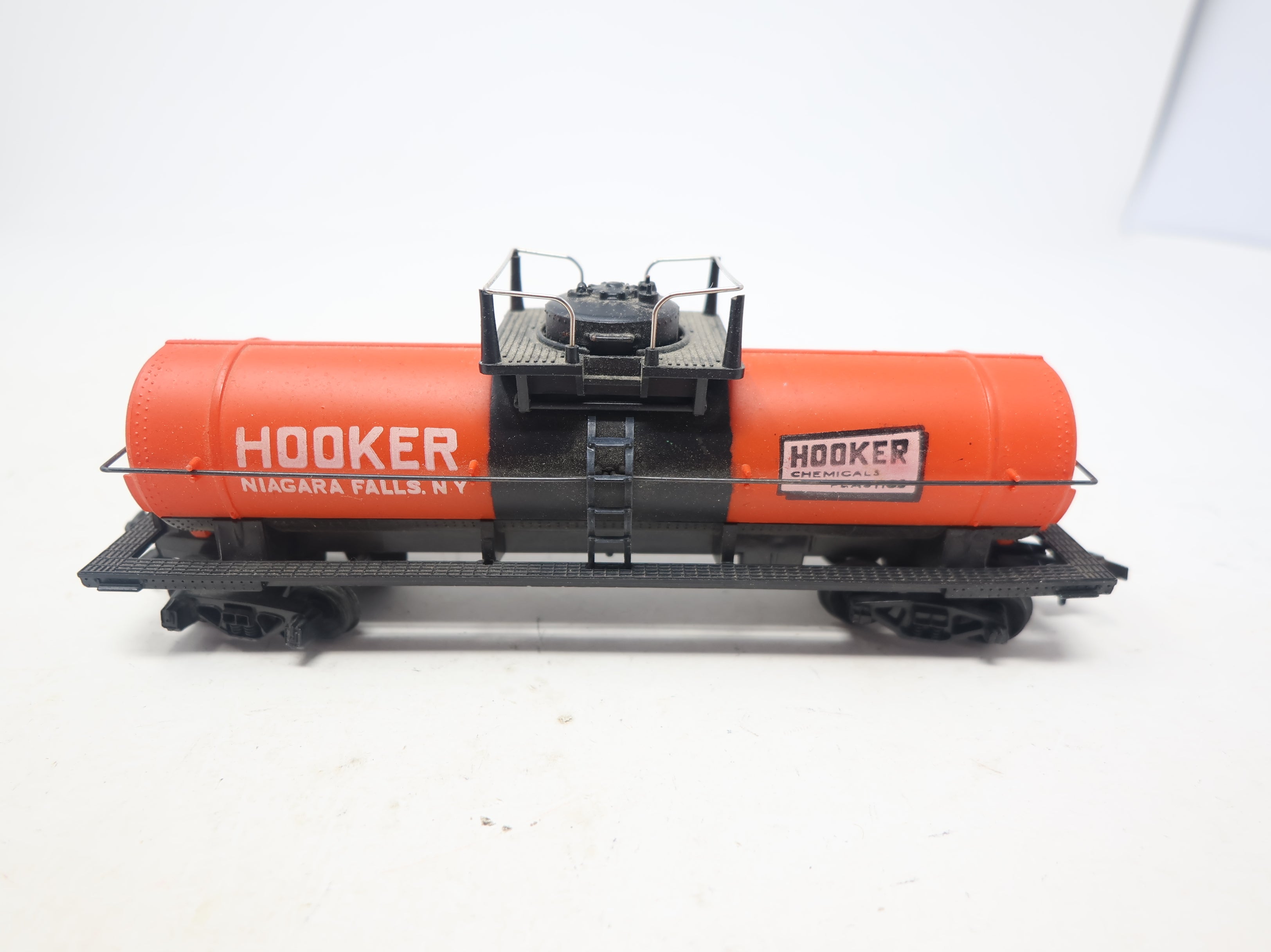 USED Tyco HO Scale Single Dome Tank Car Hooker Chemical