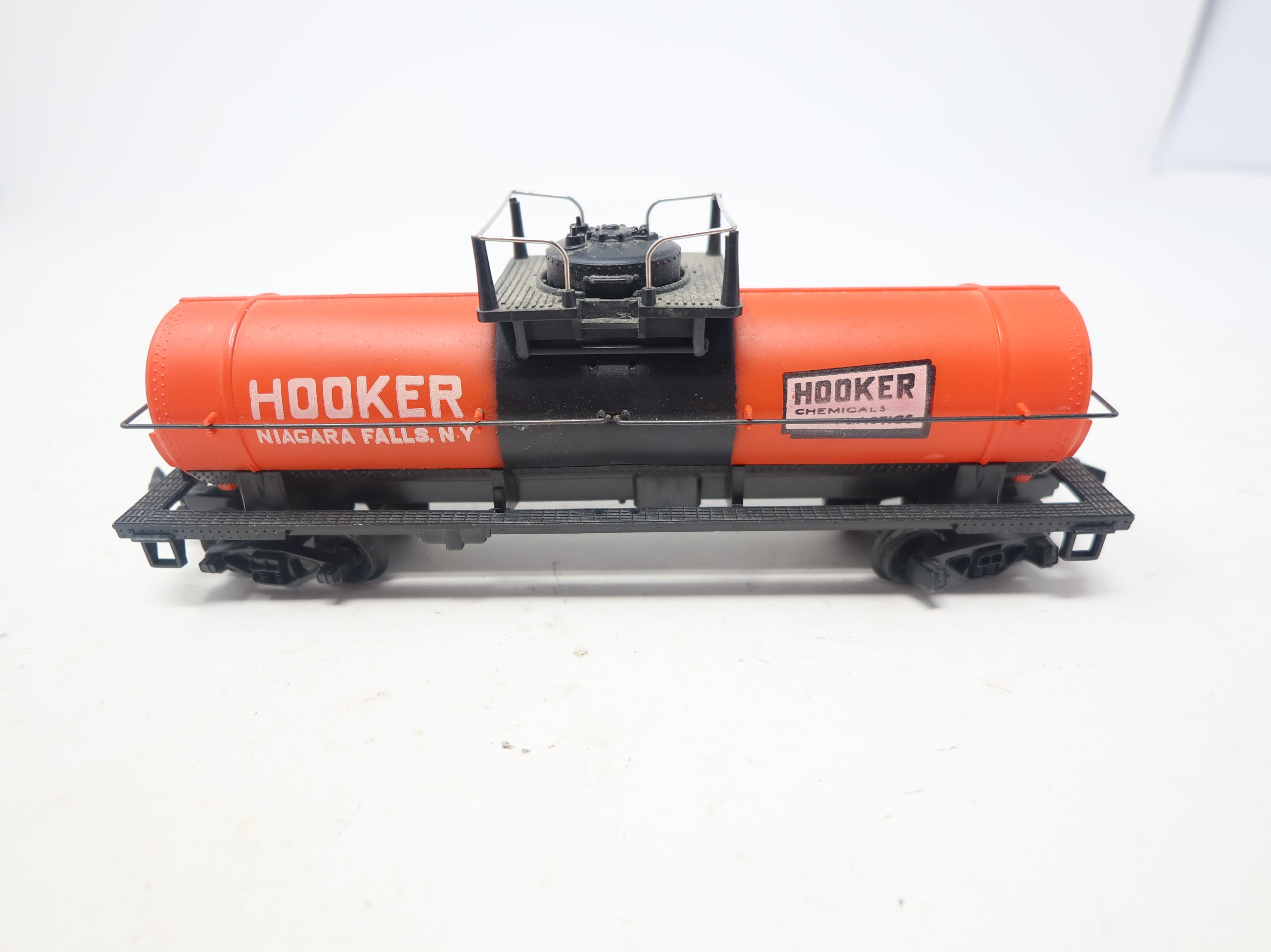 USED Tyco HO Scale Single Dome Tank Car Hooker Chemical