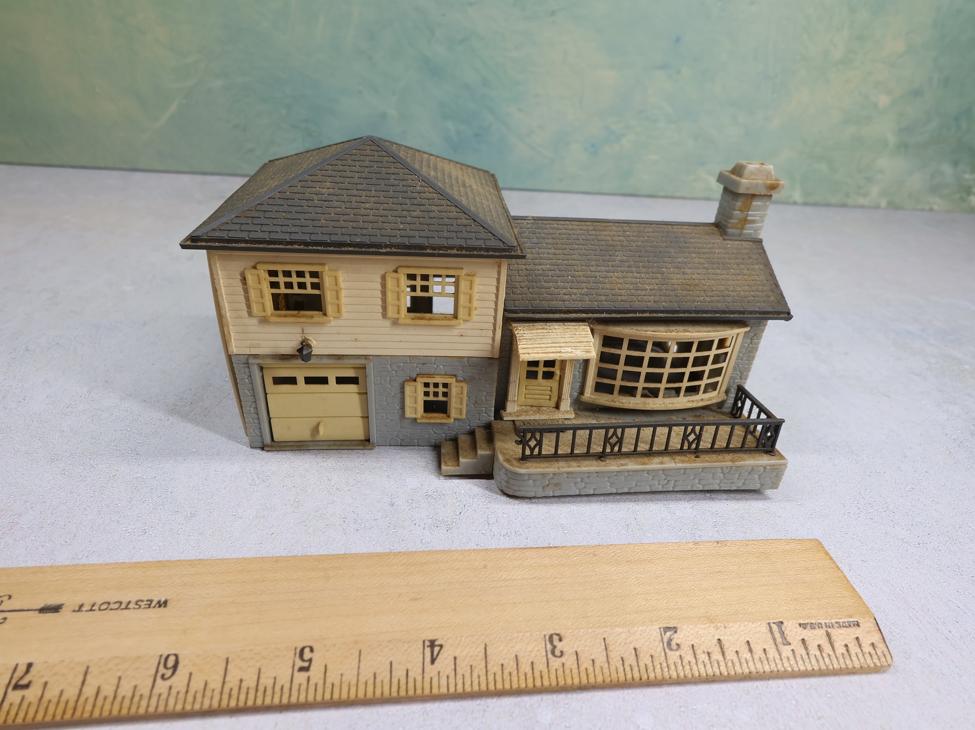 USED Bachmann Plasticville HO Scale Split Level House