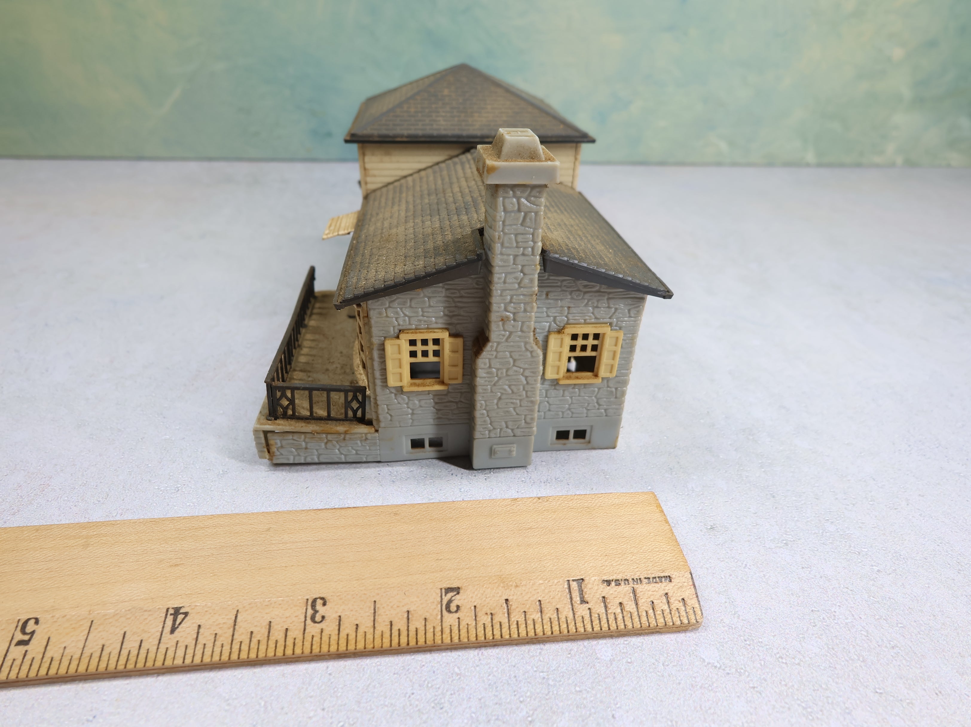 USED Bachmann Plasticville HO Scale Split Level House