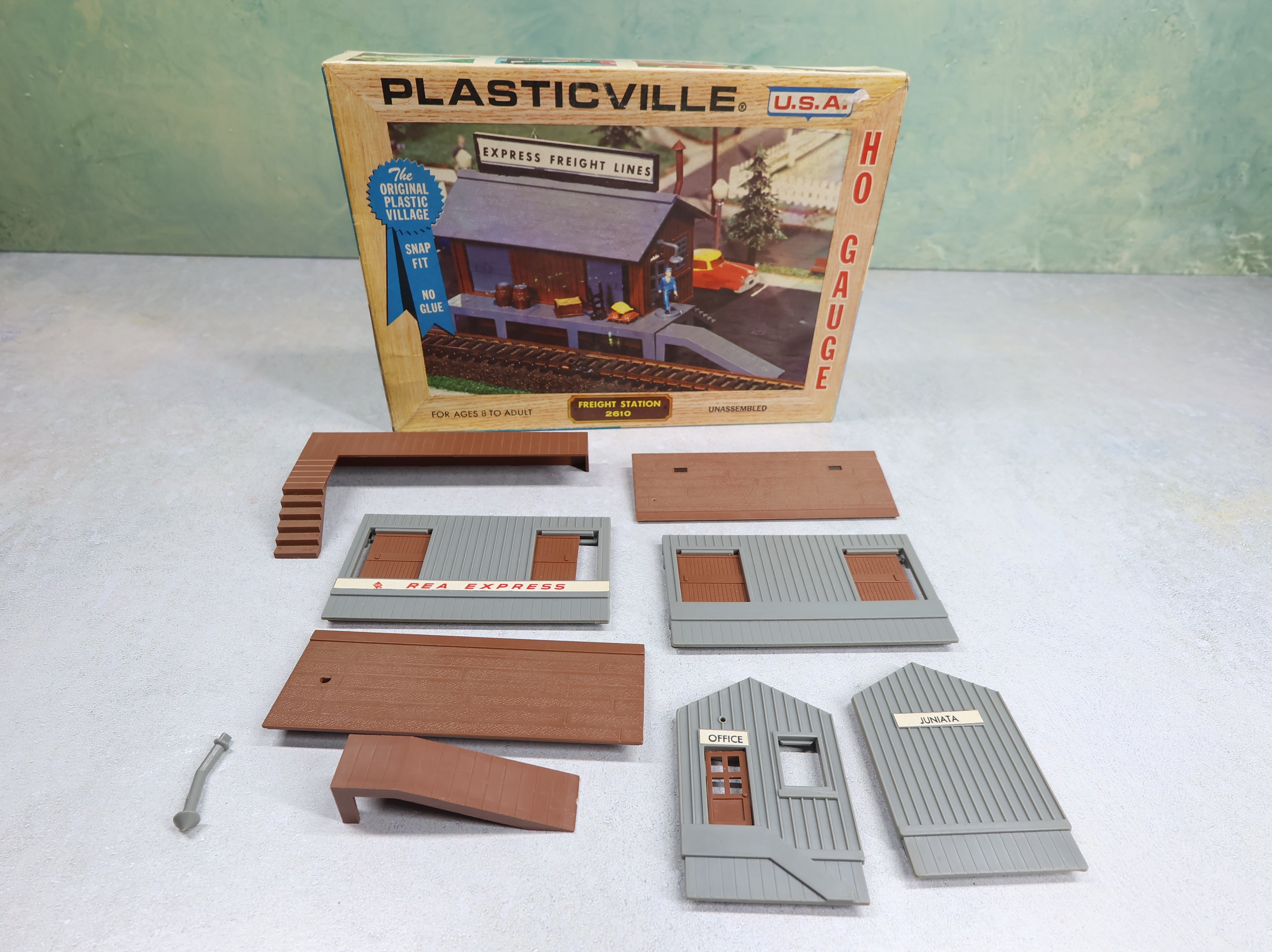 USED Bachmann Plasticville 2610 HO Scale Freight Station KIT