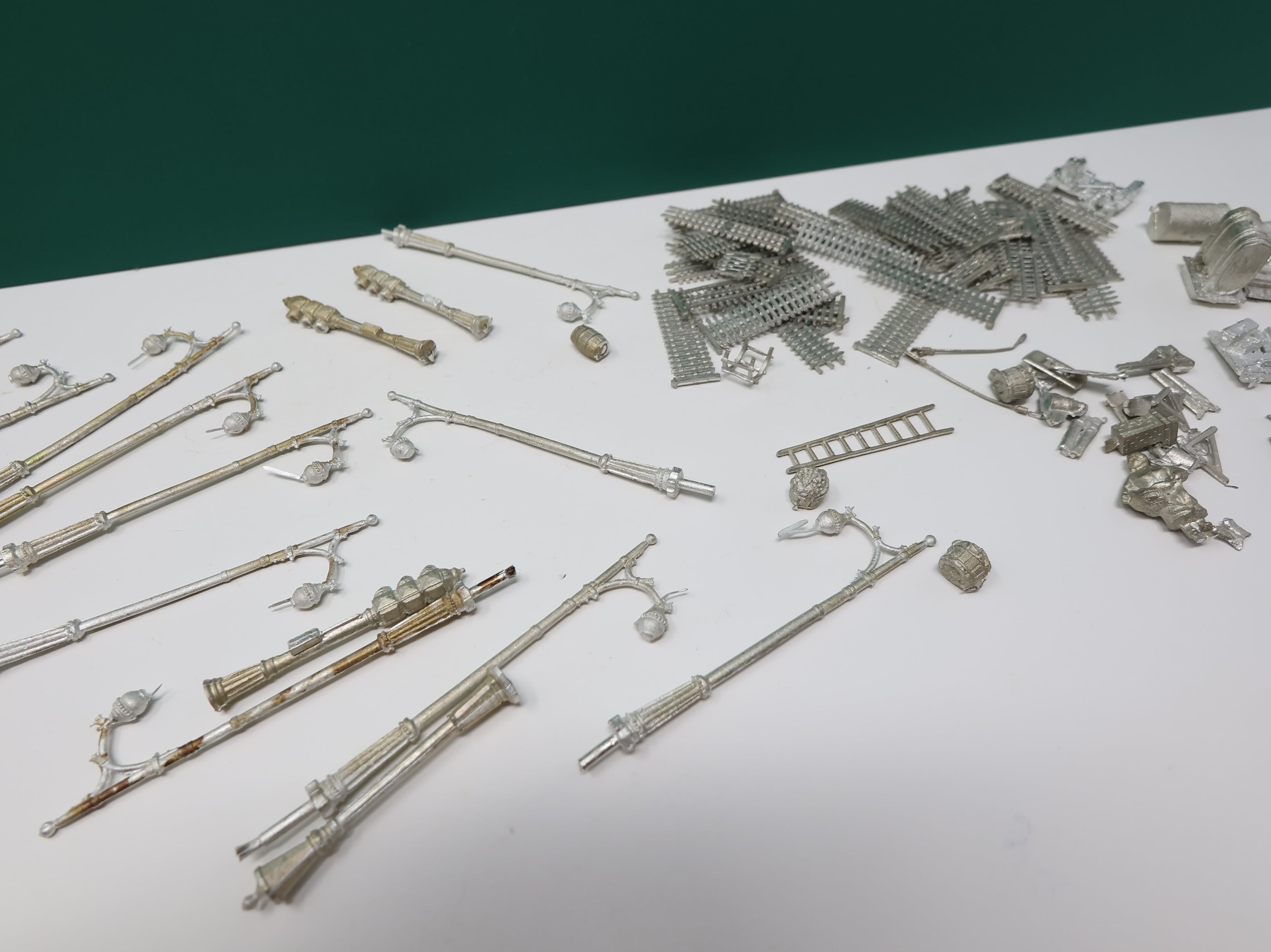 USED HO Scale Lot of Metal Detail Parts, Street Lights, Fencing and more