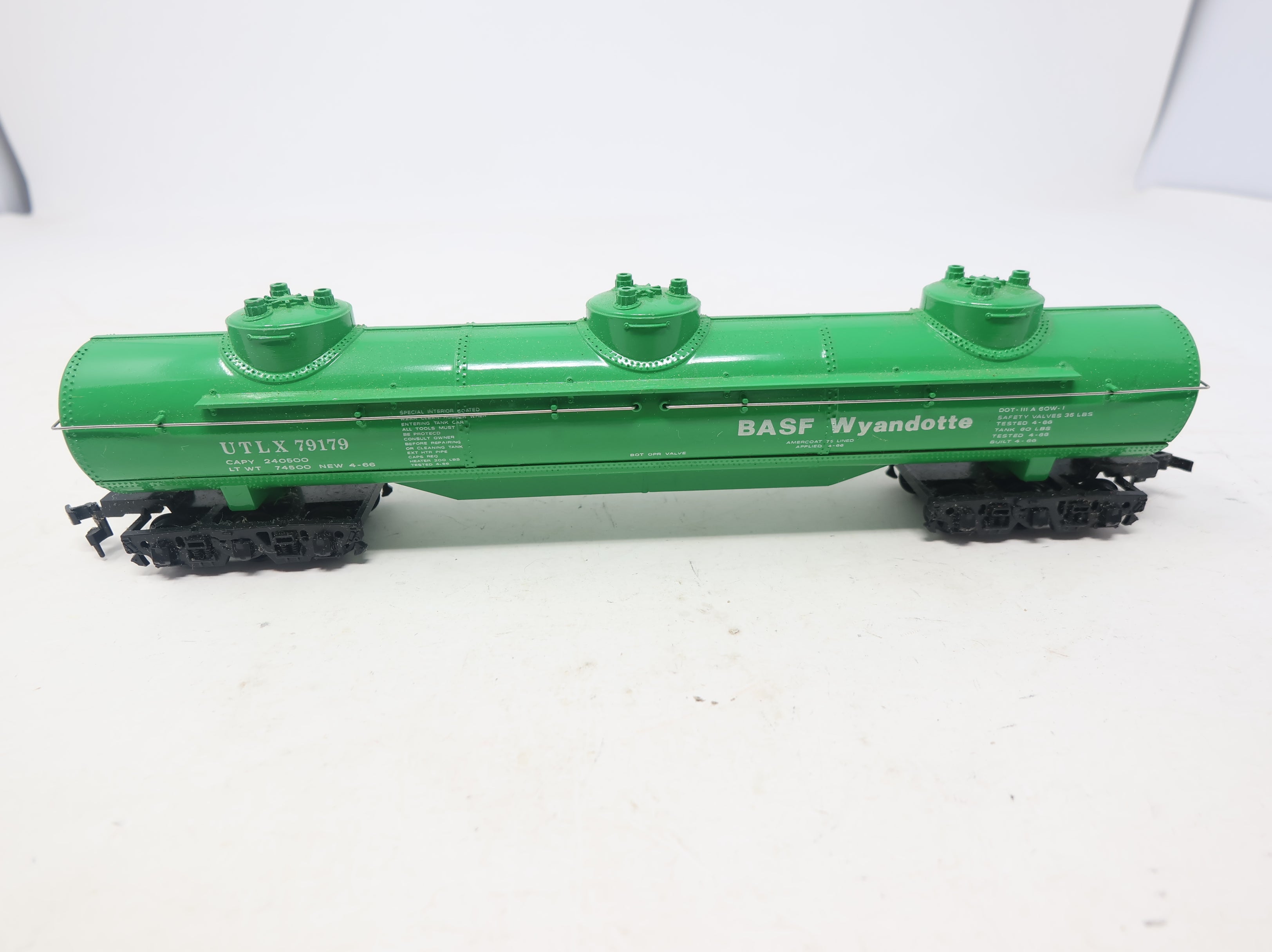 USED Bachmann HO Scale Large Triple Dome Tank Car BASF Wyandotte UTLX #79179