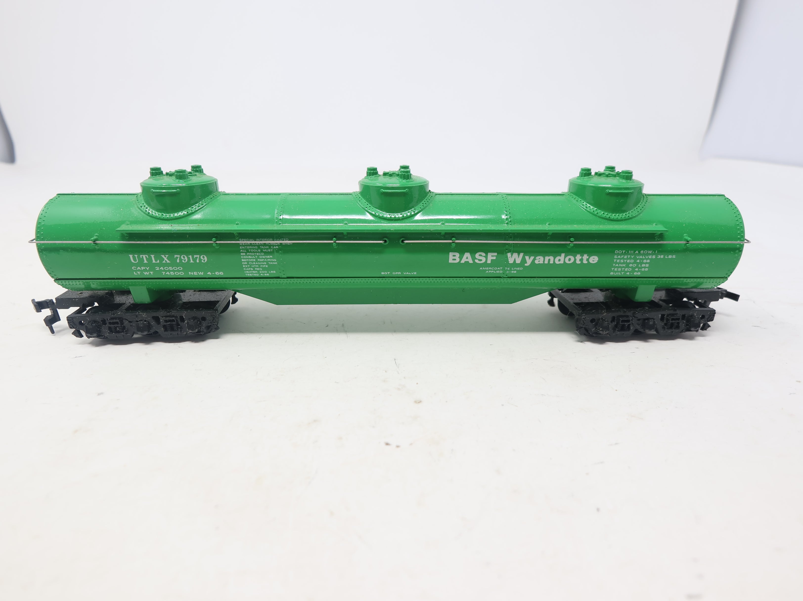 USED Bachmann HO Scale Large Triple Dome Tank Car BASF Wyandotte UTLX #79179