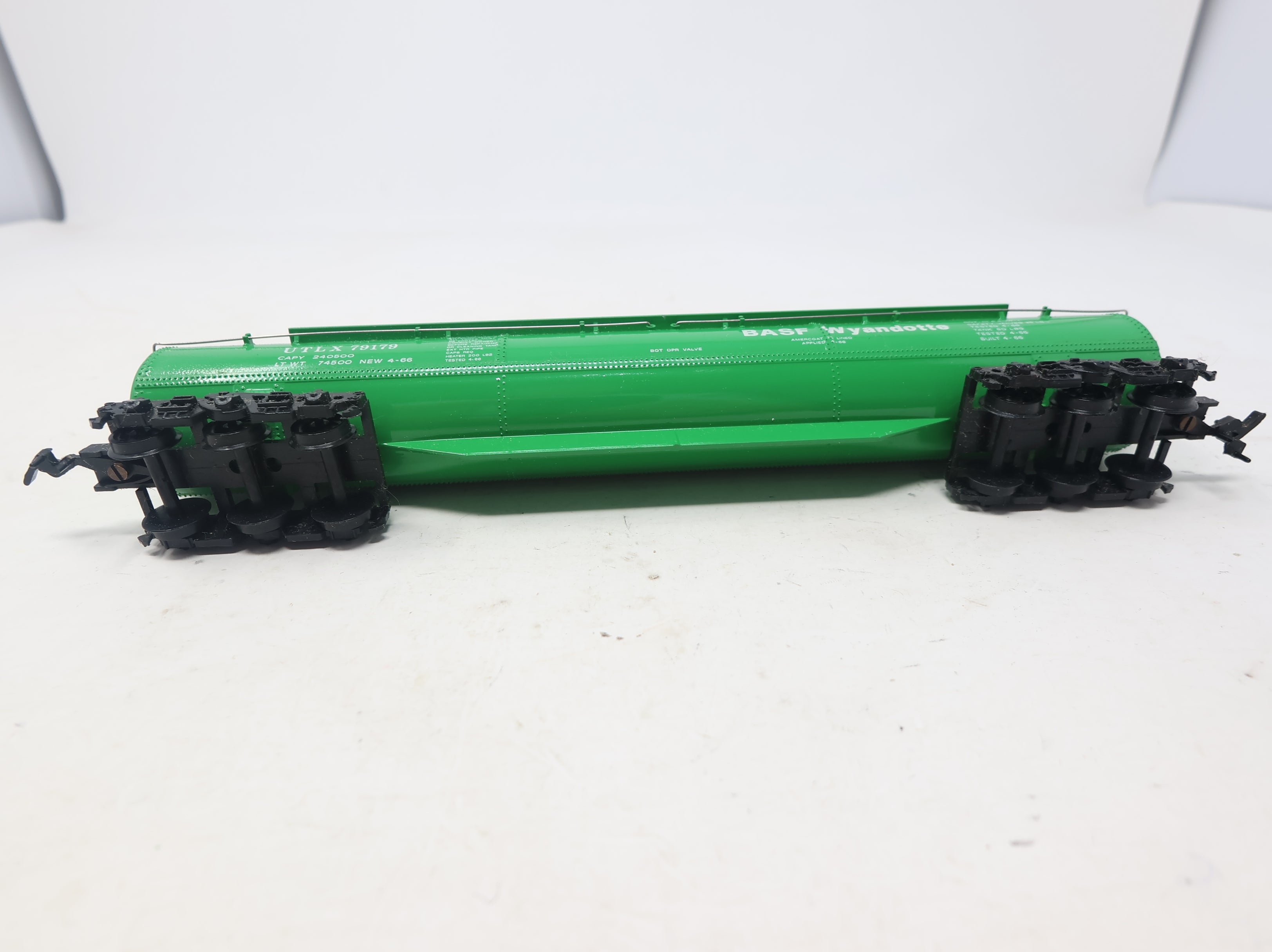 USED Bachmann HO Scale Large Triple Dome Tank Car BASF Wyandotte UTLX #79179