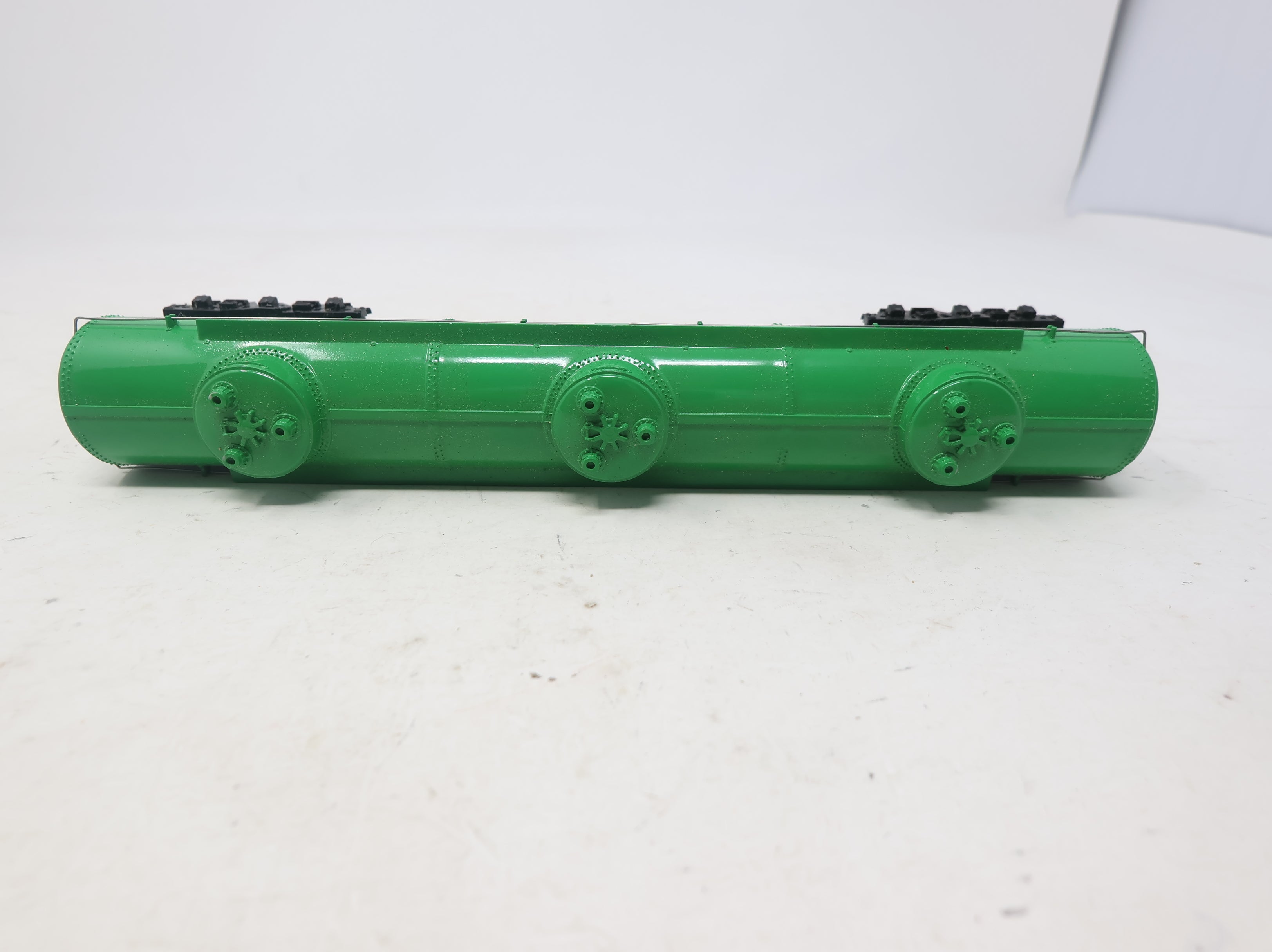 USED Bachmann HO Scale Large Triple Dome Tank Car BASF Wyandotte UTLX #79179