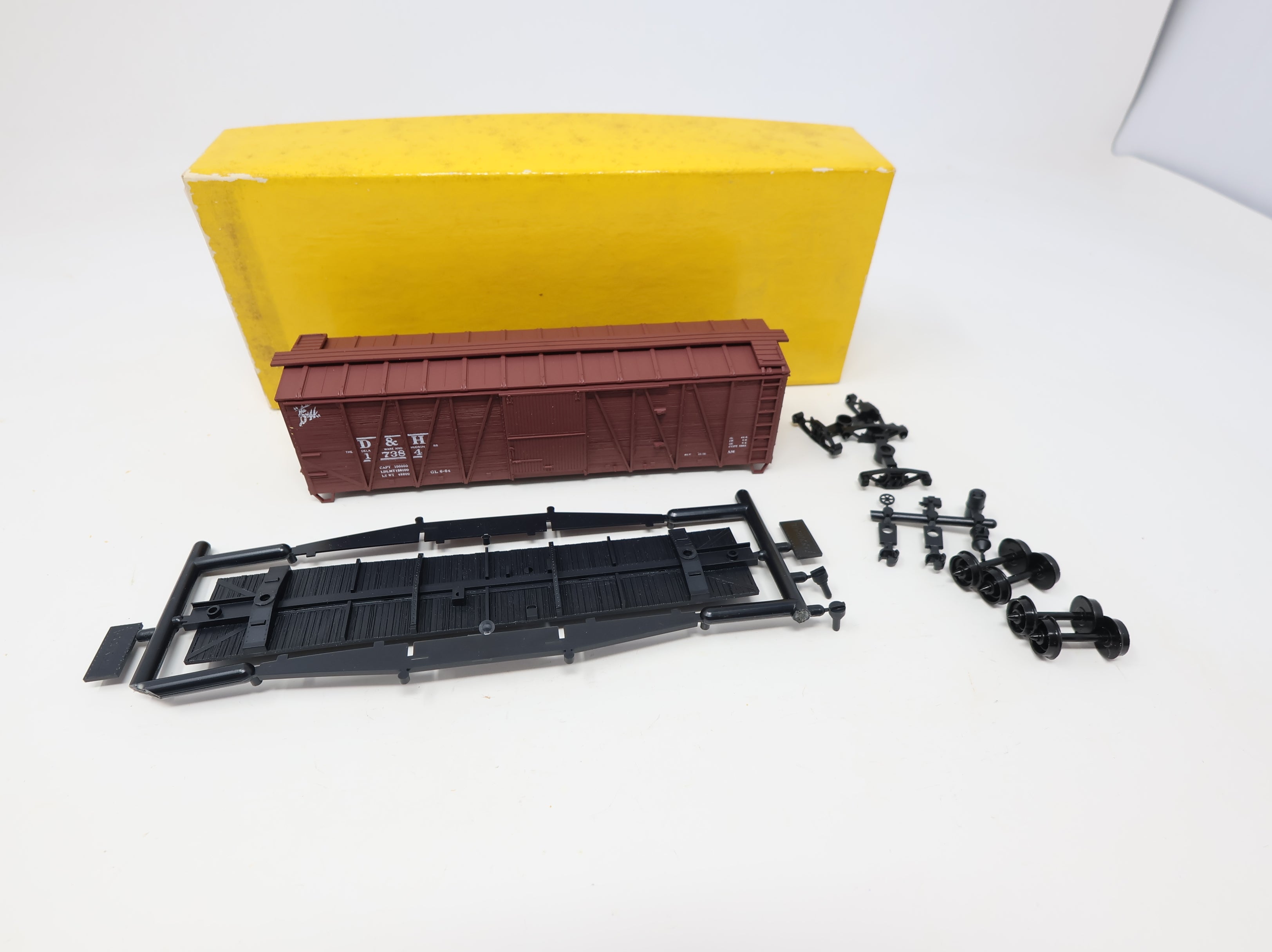 USED Accurail 4202 HO Scale 40' Wooden Box Car Delaware and Hudson DH #17384 KIT