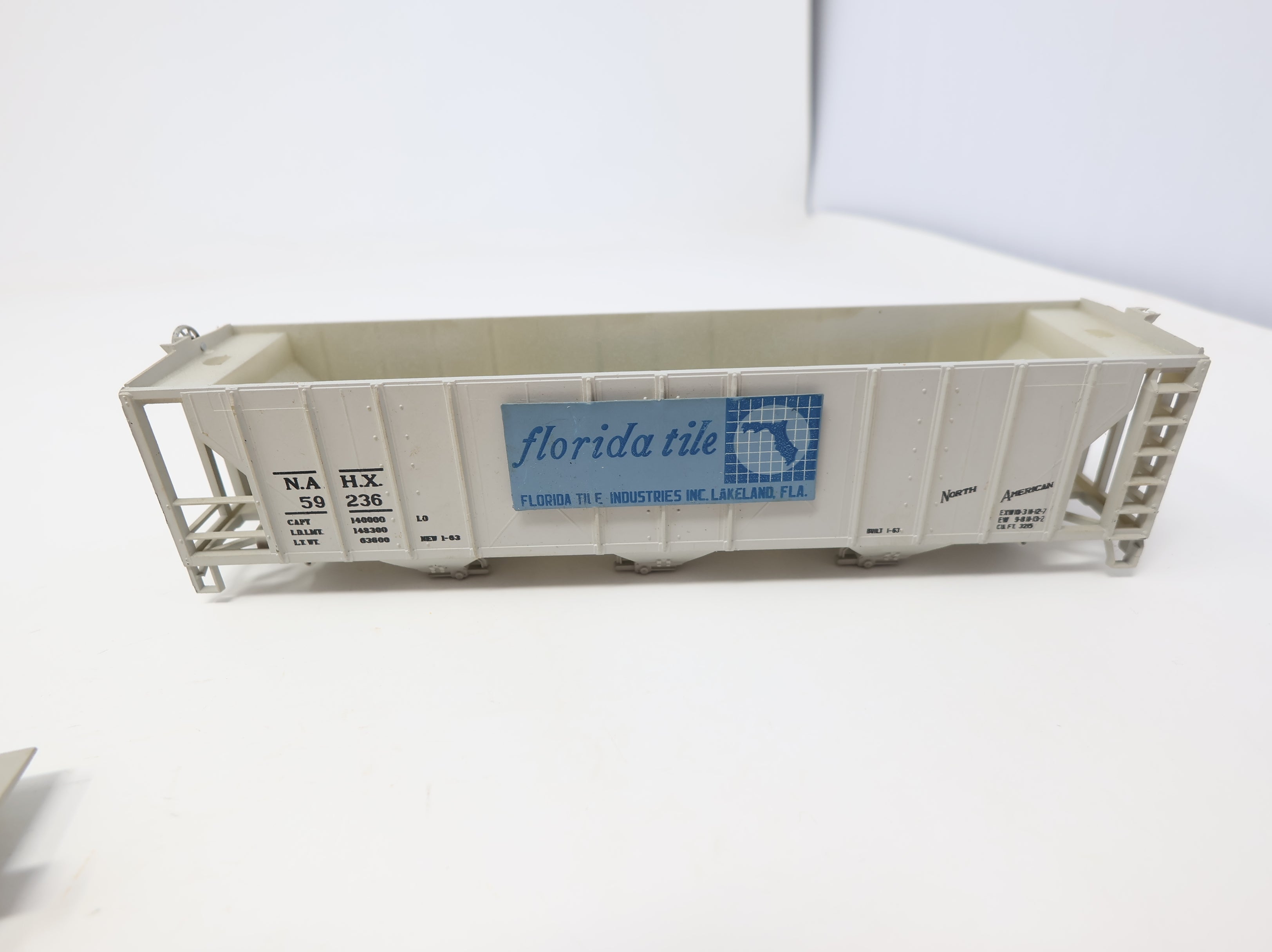 USED AHM HO Scale 3 Bay Covered Hopper Florida Tile NAHX #59236 Rare