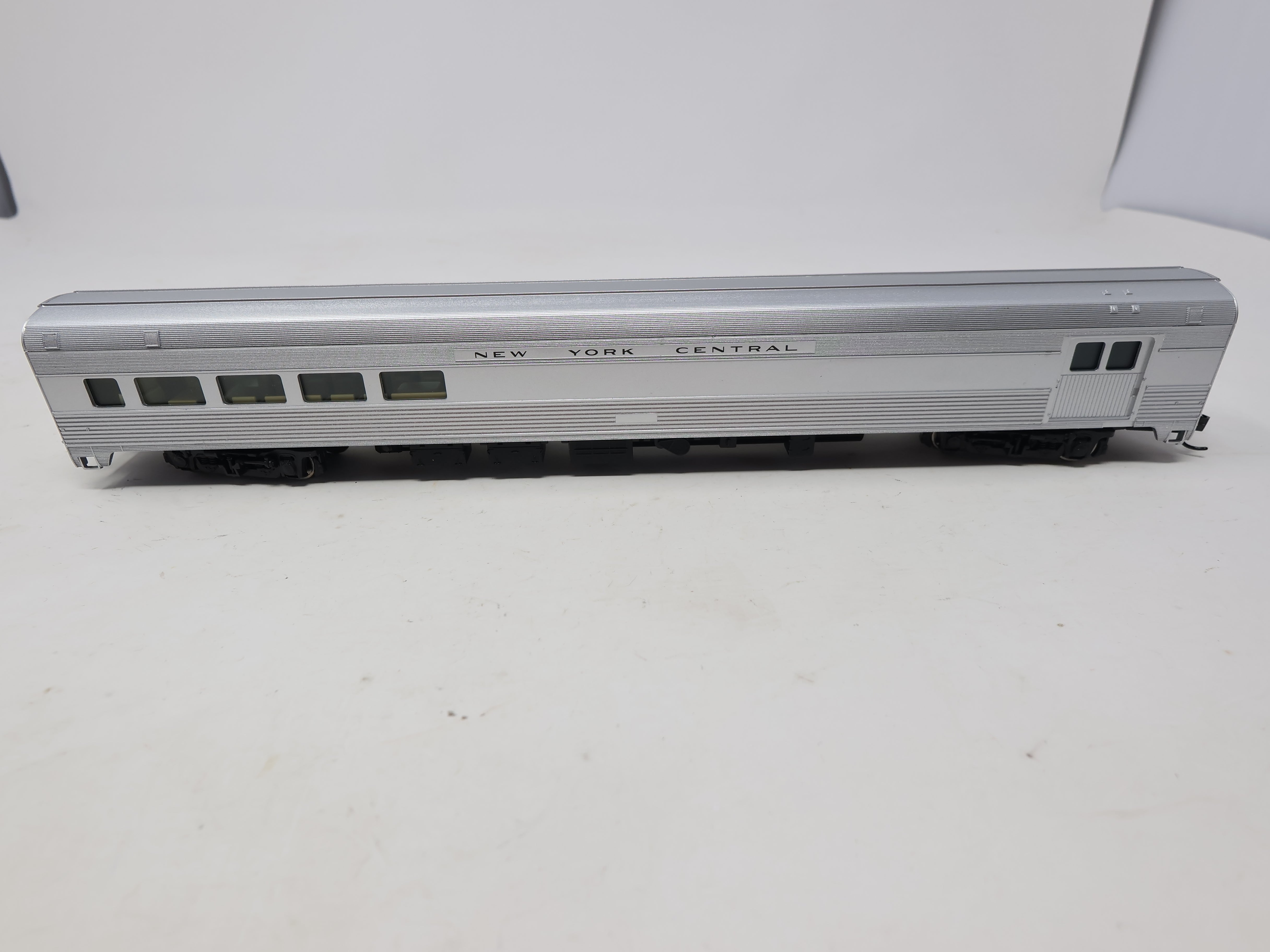 USED WalthersMainline 910-30055 HO Scale, 85' Budd Baggage-Lounge Passenger Car, New York Central